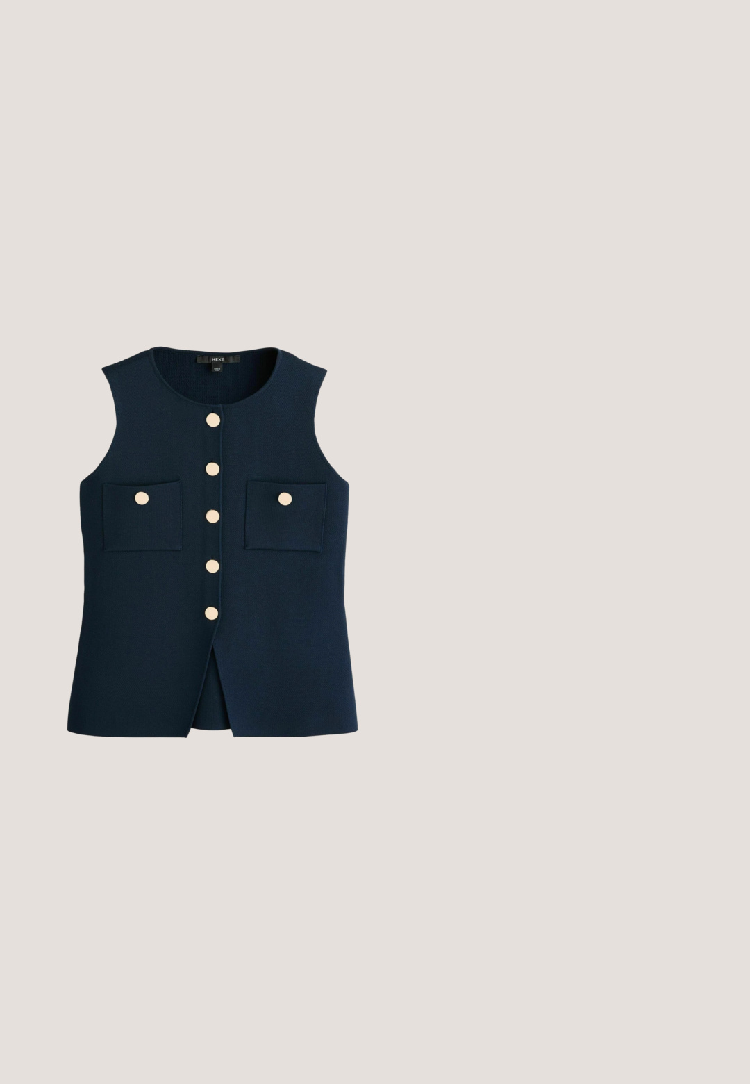 Next Weste - blue navy; Marineblaues Kurzarm-Oberteil aus weichem Stoff, mit rundem Halsausschnitt und gewelltem Saum an den Ärmeln und dem unteren Rand.; Schwarze Weitbein-Hose mit Gürtelschlaufen und frontaler Reißverschluss-Schließung, flach auf weißem Hintergrund dargestellt.; Damen Lackleder Schuh in Marineblau mit niedrigem Blockabsatz, spitzer Schuhspitze und goldener Kettendetailierung am Rist.; Schwarze Kunststoffsonnenbrille mit braunen Gläsern, auffälligem quadratischem Rahmen und goldfarbenen Akzenten an den Bügeln. Glatte Textur, modernes Design.; Schwarze strukturierte Tragetasche mit doppelten Griffen und goldenen Beschlägen, mit einem kleinen "Anna Field"-Logo unten in der Mitte.