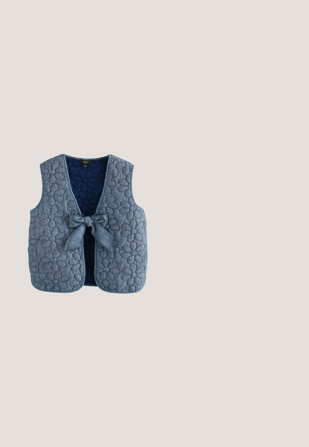 Denim-Schleife über einem strukturierten, dunkelblauen, gepolsterten Stoff mit runden Formen, der eine Mischung aus Materialien und Farben zeigt.; Gestreiftes Kurzarmoberteil in Marineblau und Weiß mit entspannter Passform und Rundhalsausschnitt. Der Stoff wirkt glatt und hat Kontrastpaneele an den Schultern.; Schwarze Jeanshose mit geradem Bein. Verfügt über fünf Taschen, Metallknopfverschluss und orangefarbene Nähtigkeiten. Aus Baumwollmaterial.; Schwarze Wildleder-Absatzsandale mit einem Knöchelriemen, silberner Schnalle, offenen Zehen und Blockabsatz. Flache Sohle und minimalistischer Stil.; Rechteckige Schildpatt-Sonnenbrille mit blauen Gläsern und dünnen goldenen Bügeln auf weißer Oberfläche.; sweet deluxe JANIKA - Armband - gold-coloured