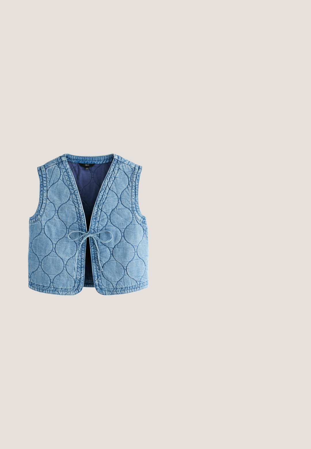 Denim-kangas, jossa on tilkkutyömalleja pyöreillä kuvioilla; vaaleansininen väri, pehmeä tekstuuri ja näkyvät tikkauskorostukset.; Vaaleansininen, lyhythihainen, pyöreäkauluksinen t-paita, jossa on hillitty logo vasemmassa rinnassa, yksivärinen malli, esitetty valkoisella taustalla.; Vaaleansiniset ja valkoiset pystysuunnassa raidalliset väljät housut, joissa on joustava vyötärönauha ja nyörikiristys.; Valkoiset lenkkarit, joissa on sileä nahkapinta, vaaleansininen kangasakkentti, ja rei'itetty varvas hengittävyyden parantamiseksi. Varusteet valkoisilla nauhoilla ja tasaisella kumipohjalla.; Kameran aurinkolasit, joissa on siniset linssit, kulmikas muotoilu, paksu kehys ja nenäsiltaan tehty leikkaus; sisältää kultaisen korosteen temppeleissä.; Sininen kangaskassi, jossa musta sydänkuvio ja kaksi olkahihnaa, suorakulmainen muoto, ei näkyvää sulkemista tai taskuja.
