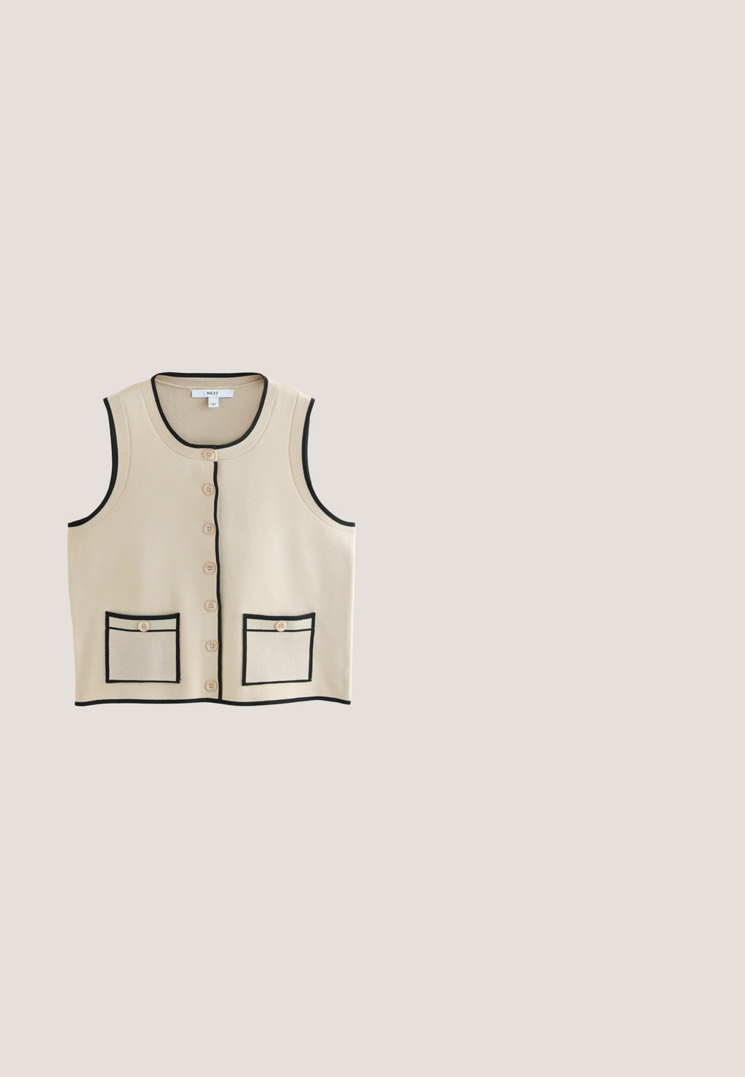 Beige ärmellose Weste mit Rundhalsausschnitt, schwarzen Besätzen, sieben Knöpfen auf der Vorderseite und zwei aufgesetzten Taschen mit schwarzen Rändern.; Weißes, strukturiertes Kurzarm-T-Shirt mit Rundhalsausschnitt, das eine lockere Passform bietet und keine sichtbaren Verschlüsse oder Muster aufweist.; Off-weiße Hosen mit weitem Bein, einem elastischen Bund und einem vorderen Kordelzug, präsentiert vor weißem Hintergrund.; Braune flache Slide-Sandale mit gewebten, breiten Riemen und niedrigem gestapeltem Absatz auf weißem Hintergrund.; Schildpatt-Sonnenbrille mit quadratischen Rahmen, braunen Verlaufsgläsern und glänzender Oberfläche. Verfügt über schlanke Bügel mit Logo-Akzenten.; Beige Tragetasche mit zwei langen Griffen, versehen mit einem dezenten, sich wiederholenden Kreismuster und goldfarbenen Beschlägen.