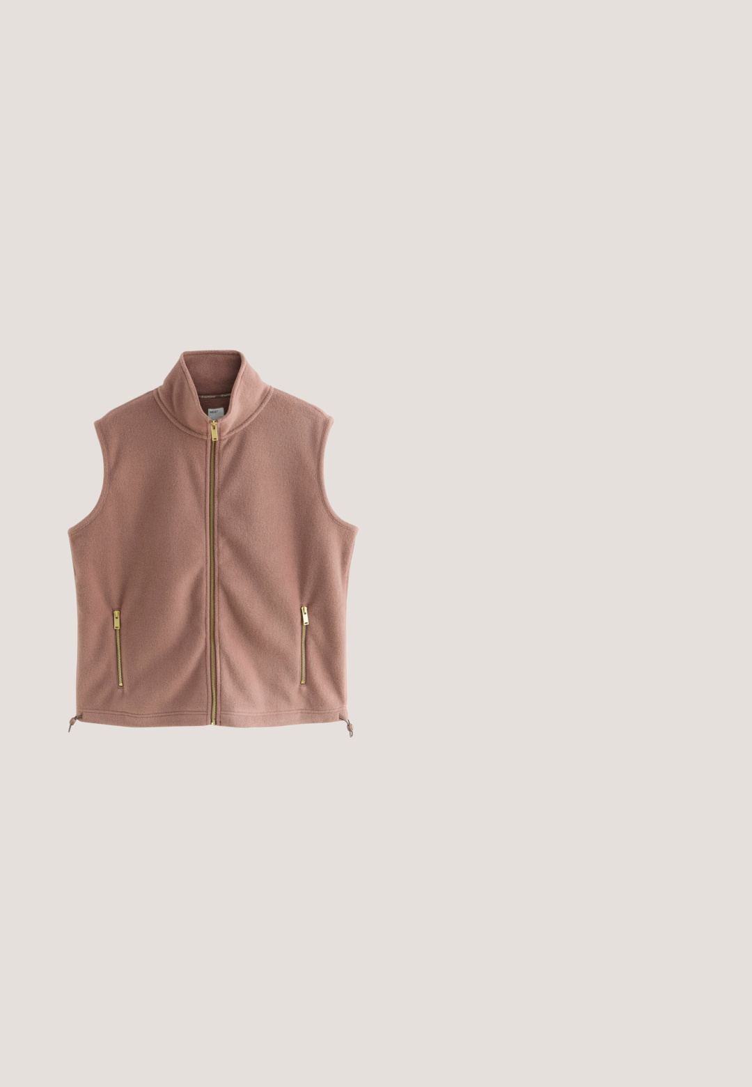 Fleece stof in zachtroze met reliëftekst "SAN FRANCISCO" en "Golden State", voorzien van een ronde halslijn en een gestructureerd oppervlak.; Effen lichtgrijs T-shirt met korte mouwen en ronde hals, plat gelegd met een lichte schaduw op een witte achtergrond.; Donkerbruine geribde gebreide leggings met hoge elastische tailleband, plat weergegeven op een witte achtergrond.; Zwarte leren enkellaars met lage blokhak, afgeronde neus en zijritssluiting, getoond in profiel op een witte achtergrond.; Bruine schildpadzonnebril met een breed montuur, gradient lenzen en merkaccenten aan de zijkanten; gladde textuur met ronde hoeken.; Bruine suède handtas met twee korte handvatten, afneembare lange schouderriem en decoratief kwastje op witte achtergrond.