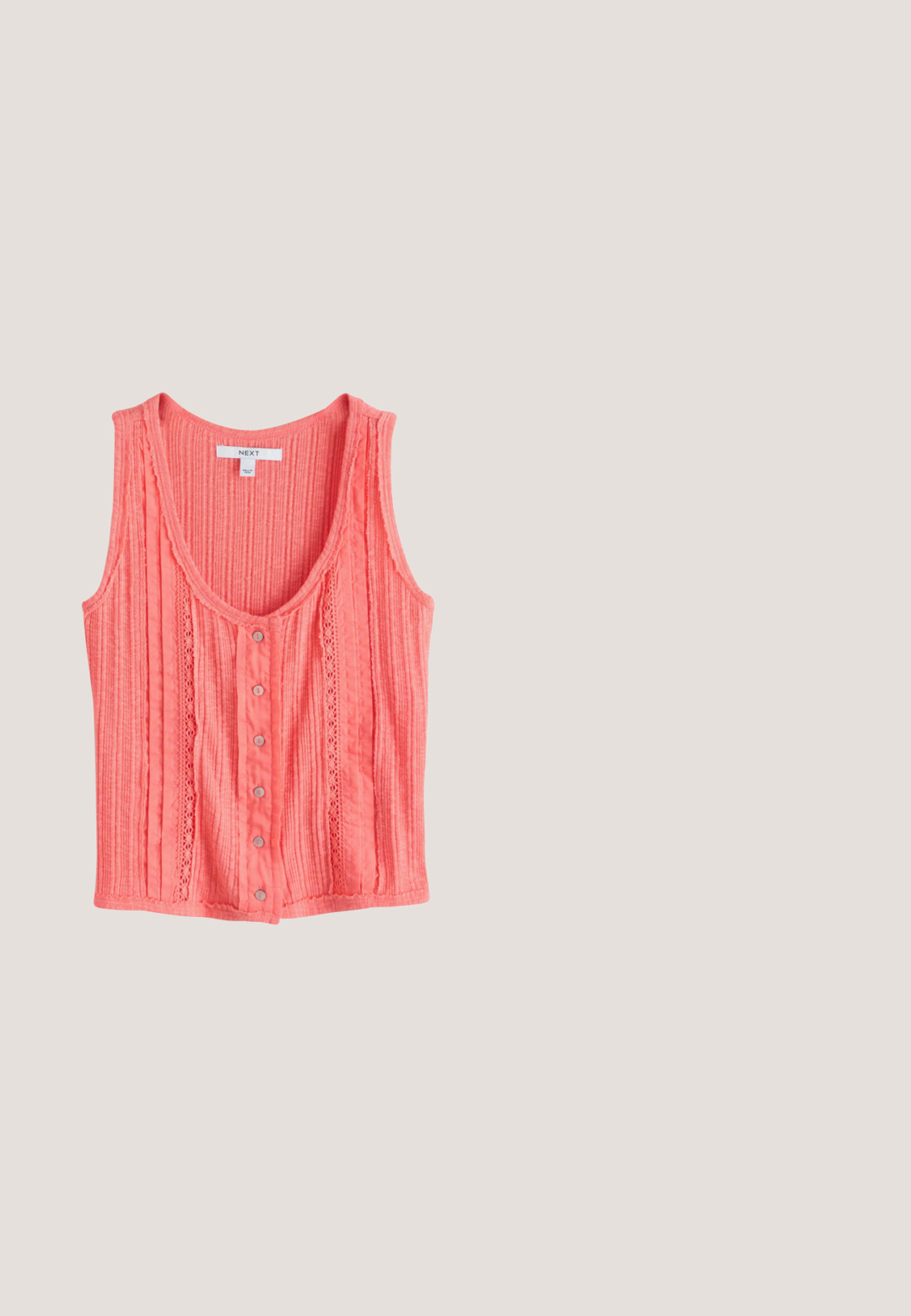 Koralfarvet ærmeløs strikket tanktop med lodret blonder og ribbet tekstur, med seks knapper foran og rund halsudskæring.; Kremfarvet strikket ærmeløs sweater med diamantmønster, sidelukninger og broderede klynger af lyserøde, blå og gule blomster på frontpanelerne.; Tekstilstof i blød, tekstureret koralfarve med et subtilt, vævet mønster og glat fald, der fremhæver dets lette natur.; Brune syntetiske klipklapper med orange stropper, tekstureret overflade og præget hjerte-logo detalje på sålen.; Guld metal solbriller med en oktagonal ramme og gradient rosa linser. Slanke arme med translucent rosa ender.; Tote taske i flødefarvet med efterårstema illustrationer af græskar, træer, blade og små dyr i brune og orange toner.
