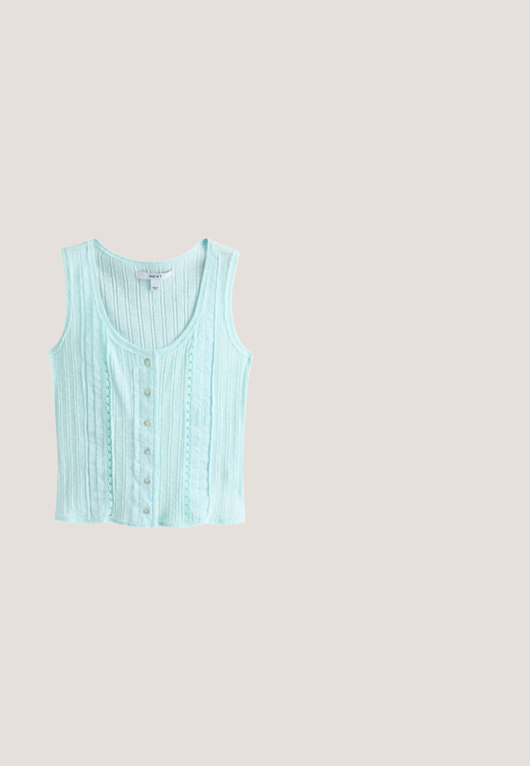 Lyseblå ærmeløs bluse med knapper foran og lodrette blonde detaljer, med rund halsudskæring og ribbet tekstur.; Ærmeløs ribstrikket tanktop med horisontale striber i brun, beige og hvid, med rund halsudskæring og tætsiddende pasform.; Mørkeblå shorts lavet af vævet stof, med en frontknaplukning, plisseret design og sidelommer. Ren kant ved benåbningerne.; Flad brun lædersandal med tre stropper med guldbeslag, åben tå og rem bagpå på ensartet lys baggrund.; Hvide rektangulære solbriller med tykke stel og brune tonede glas på en ensartet lys grå baggrund.; Vatteret beige mulepose med røde fjollede illustrationer af fugl, stjerne og fjer samt lange polstrede håndtag.