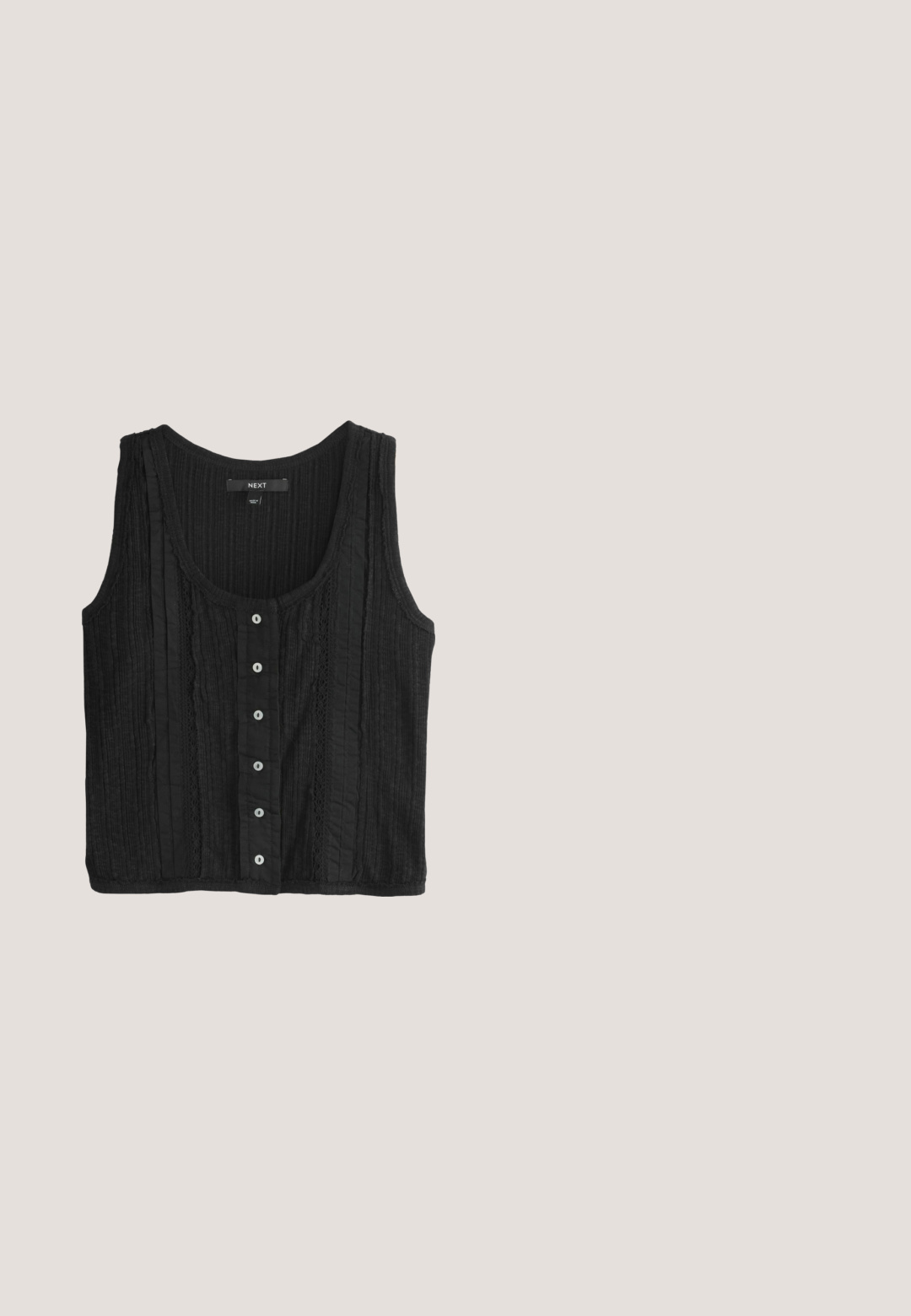 Schwarzes ärmelloses Knopf-Oberteil mit strukturierten vertikalen Streifen und Spitzendetails, rundem Ausschnitt und Markenlabel "NEXT" am Kragen innen.; Dunkelgraues Sweatshirt mit kurzen Ärmeln, Rundhalsausschnitt und schwarzer Spitzenborte am unteren Saum.; Schwarzer Stoff mit einer strukturierten Oberfläche, der mit einem Gittermuster verziert ist, das gleichmäßig verteilte kleine, glänzende schwarze Nieten aufweist.; Hohe, schwarze Lederstiefel mit quadrater Zehenform und moderatem Absatz. Mit gestickten Details und einem seitlichen Zugband für einfachen Einstieg.; Schwarze Sonnenbrille mit quadratischen Rahmen, mit einem Farbverlauf von dunklen zu hellen Gläsern und goldener Markenkennzeichnung am Schläfenbereich. Elegantes Design mit glatter Textur.; Schwarze Lederhandtasche mit einer glatten, strukturierten Oberfläche, runder Form und einem einzelnen Schultergurt. Verfügt über einen Reißverschluss.