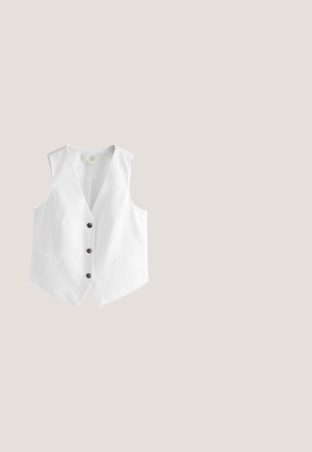 Gilet sans manches en lin blanc avec col en V, trois boutons noirs sur le devant et deux poches latérales.; Haut blanc à manches longues, épaules dénudées avec un col large plié, présenté à plat sur un fond blanc.; Pantalon blanc à jambes larges avec des rayures verticales vertes, taille élastique et fermeture à cordon, à plat sur un fond blanc.; Tongs beige avec semelle texturée et brides métalliques bronze en forme de Y sur fond blanc uni.; Lunettes de soleil transparentes roses avec des verres gris, en forme de chat surdimensionnée, avec des branches à motifs et des accents de matériel visibles.; Sac seau en cuir rouge avec un haut froncé, une anse en chaîne argentée et un cordon de serrage. Texture lisse et détail du logo à l'avant.