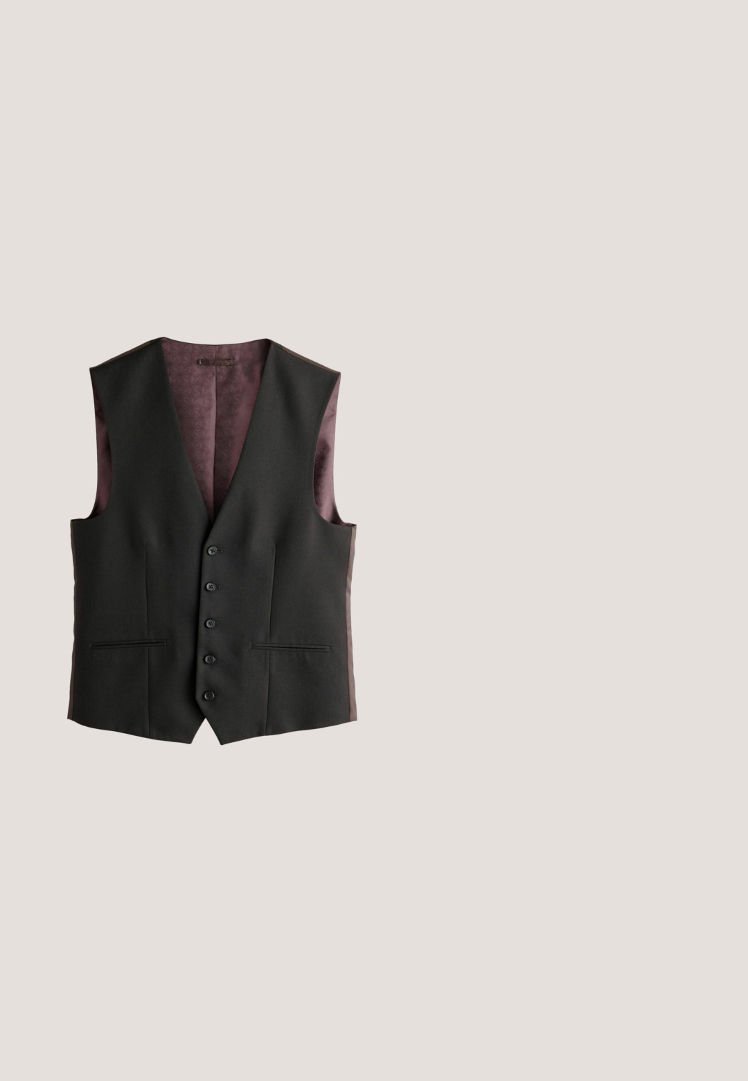 Schwarze formelle Weste mit fünf vorderen Knöpfen und zwei kleinen Fronttaschen, mit einem gemusterten dunkelvioletten Innenfutter.; Schwarzes Langarm-Polohemd aus weichem Stoff, mit klassischem Kragen, drei Knöpfen und gerippten Bündchen und Saum.; Schwarze, hoch taillierte Anzughose mit vorderen Falten, Seitentaschen und passendem Gürtel mit D-Ring-Schnalle.; Schwarzer Leder-Slipper mit dicker Gummisohle und klassischem Penny-Detail an der Riemen, von der Außenseite gezeigt.; Schwarz rechteckige Sonnenbrille. Verfügt über eine glänzende Oberfläche, dunkle Gläser und goldene Akzente an den Bügeln für zusätzliche Details.; Schwarze Lederaktentasche mit zwei Griffen, einem abnehmbaren Schulterriemen und einem Reißverschluss auf weißem Hintergrund.