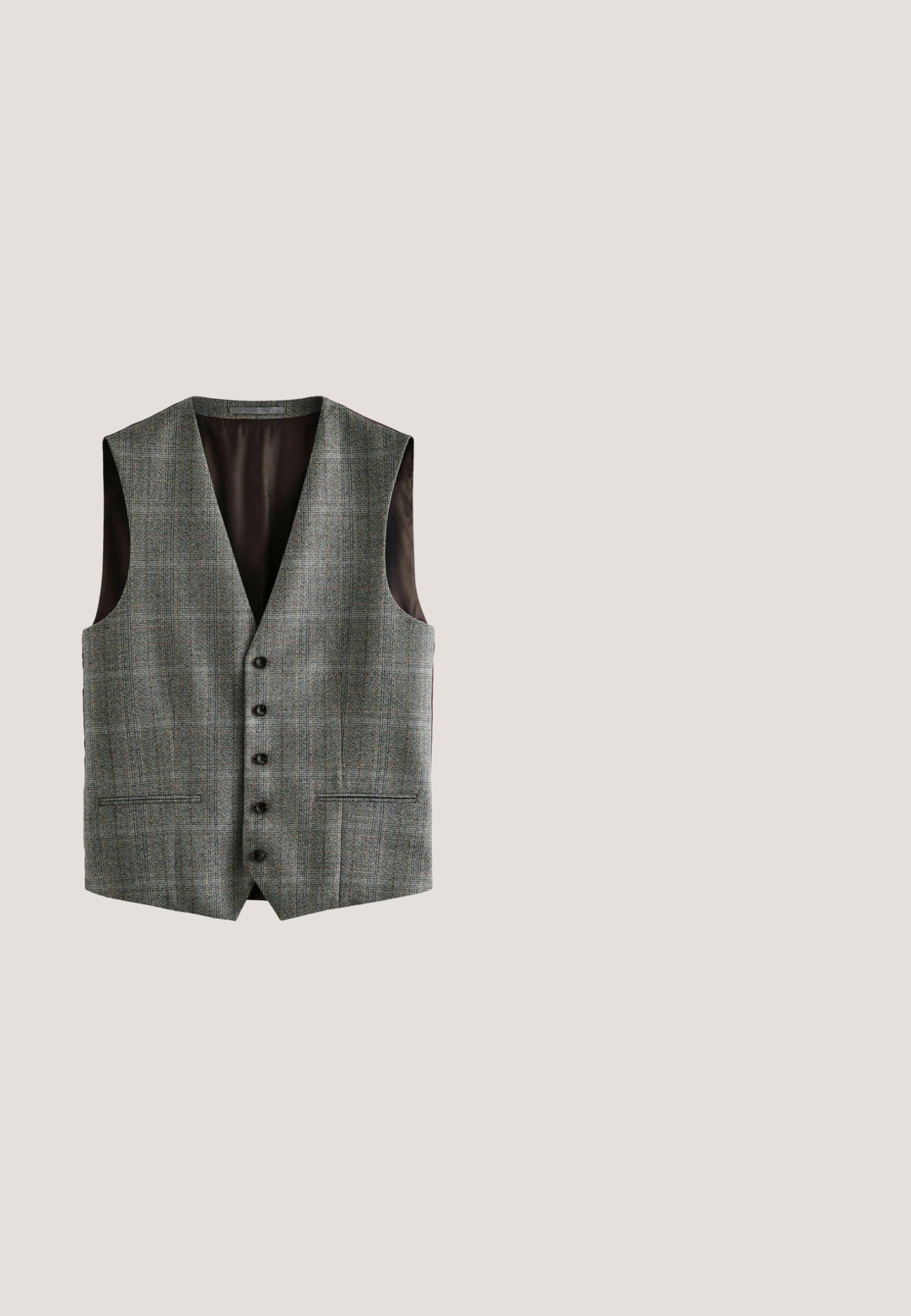 Gilet à carreaux gris avec un col en V, six boutons noirs et deux poches avant. Doublure intérieure en tissu foncé, offrant une coupe structurée.; Chemise marron à manches longues avec un devant boutonné, un col standard et une texture lisse. Design simple sans motifs ni accents.; Pantalon slim fit homme à carreaux marron avec poches latérales et pattes de taille boutonnées, présenté sur fond blanc.; Chaussure habillée en cuir marron, à la finition lisse, au bout rond et au laçage. Équipée d'une semelle en caoutchouc noir robuste avec une bonne traction.; Lunettes de soleil rectangulaires en écaille de tortue avec des verres teintés marron et des accents argentés en forme de T sur les branches.; Serviette en cuir brun foncé avec double poignée, poche avant zippée et bandoulière amovible sur fond blanc.