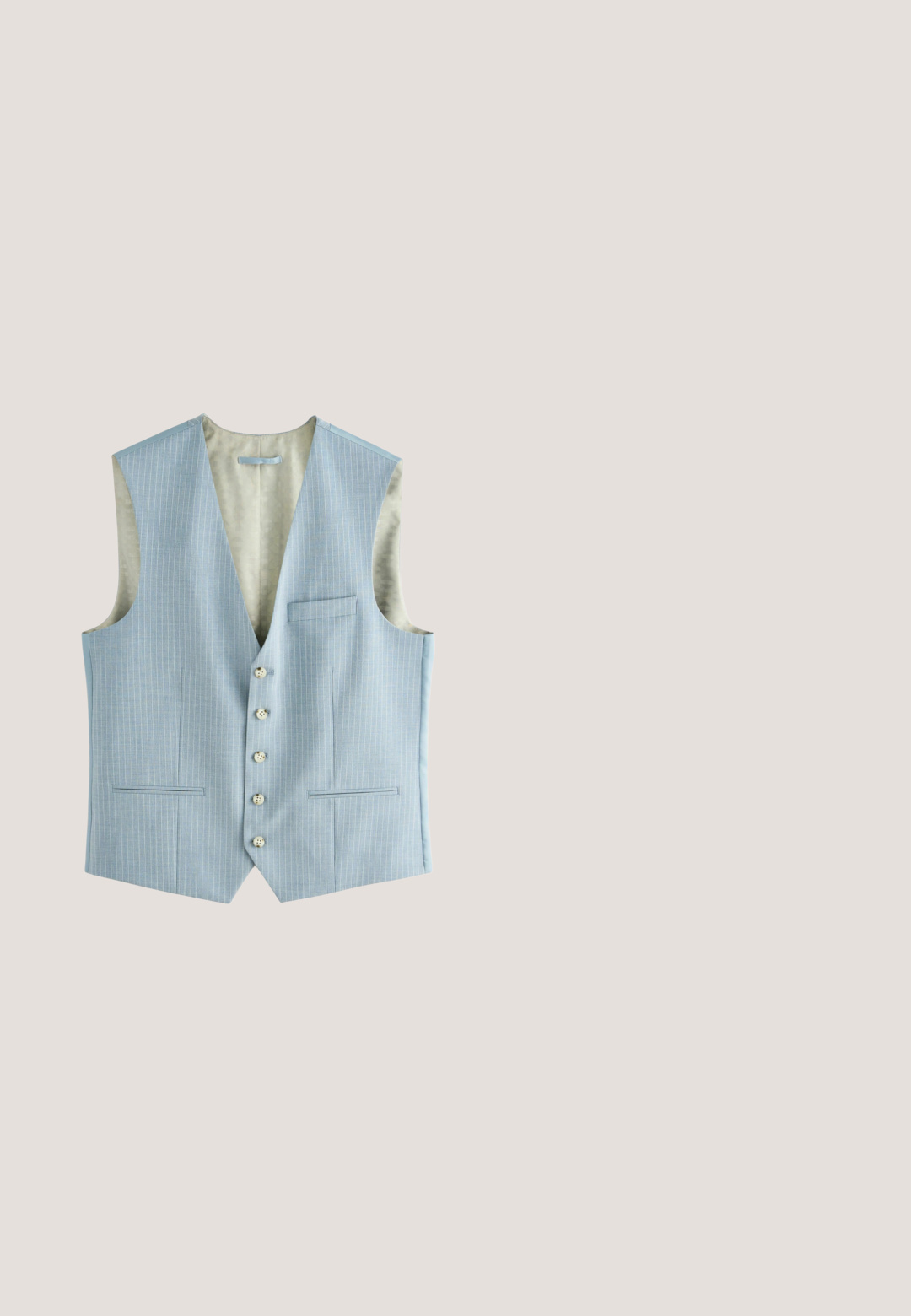 Chaleco azul claro con rayas blancas verticales, seis botones y un bolsillo en el pecho. Tejido suave con un forro interior limpio.; Camisa de vestir para hombre de manga larga color azul claro con cierre de botones al frente y cuello puntiagudo, mostrada extendida sobre un fondo blanco.; Pantalones de vestir entallados de color azul claro con bolsillos laterales, cremallera frontal y corte recto sobre fondo blanco.; Mocasines de cuero marrón con un patrón tejido texturizado, puntera redondeada y una pequeña correa en la parte superior. Tacón plano para mayor comodidad.; Maletín de cuero marrón oscuro con asas superiores, bolsillo delantero con cremallera y cierres de cremallera plateados.; Cinturón de cuero marrón enrollado con hebilla de latón y patrón geométrico tejido de colores rojo, azul, verde y blanco.