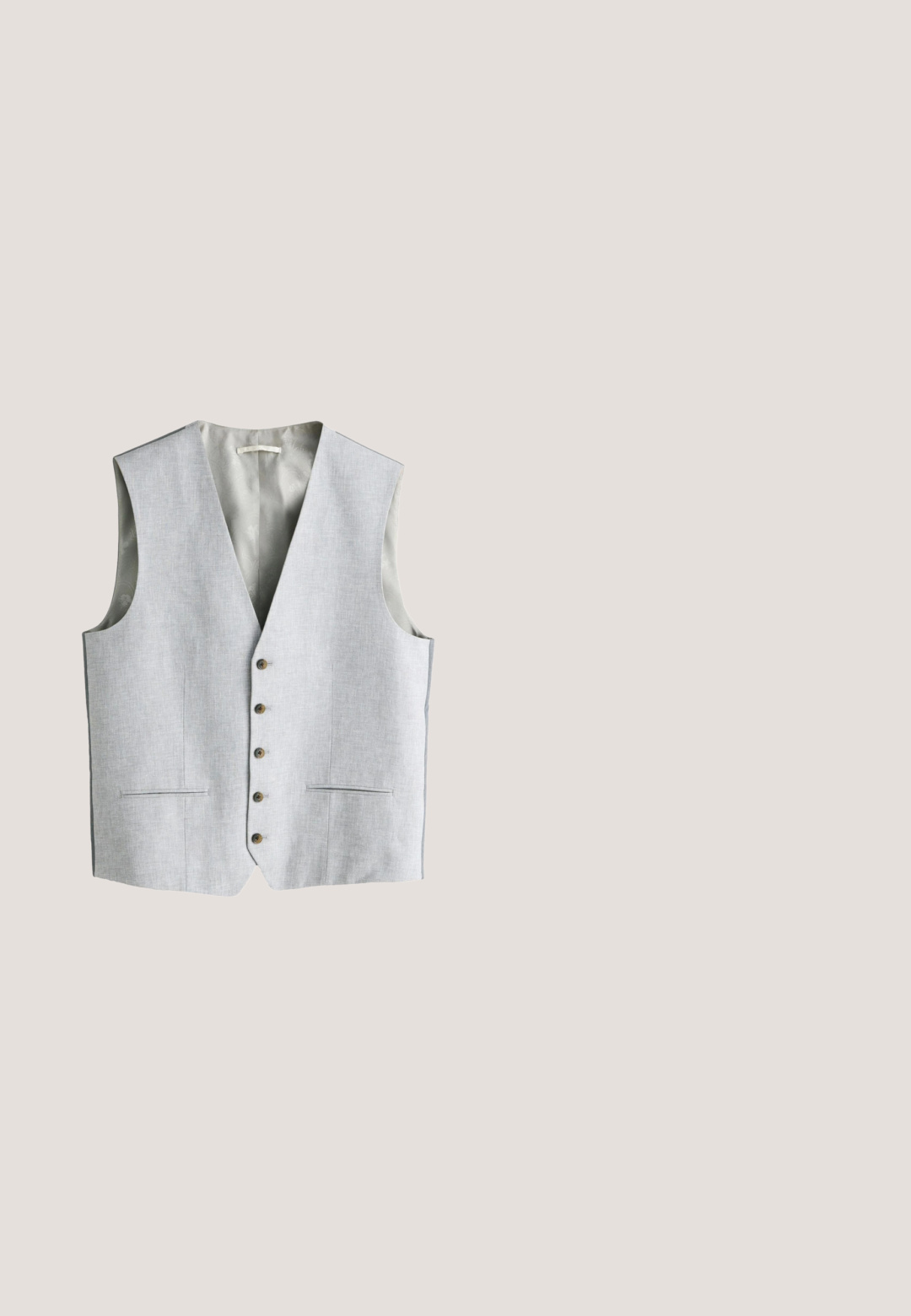 Gilet homme gris clair avec cinq boutons marron, deux poches passepoilées à l'avant, et un tissu subtilement texturé, sans manches avec une ouverture en V.; Chemise gris clair à manches longues avec un motif géométrique subtil, dotée d'un col classique et de boutons blancs. Texture de tissu douce.; Pantalon de costume pour homme gris clair avec poches latérales, passants de ceinture et fermeture éclair frontale, présenté à plat et droit.; Mocassin pour homme en daim gris avec couture mocassin, semelle plate et détail de bride à lanière visible de côté sur fond blanc.; Lunettes de soleil noires de style aviateur avec des verres à dégradé foncé et de subtils accents dorés sur la monture, présentées sur une surface claire.; Sac de voyage en cuir noir avec une texture lisse, une forme arrondie, des poignées doubles et une bandoulière réglable. Équipé d'une fermeture éclair.