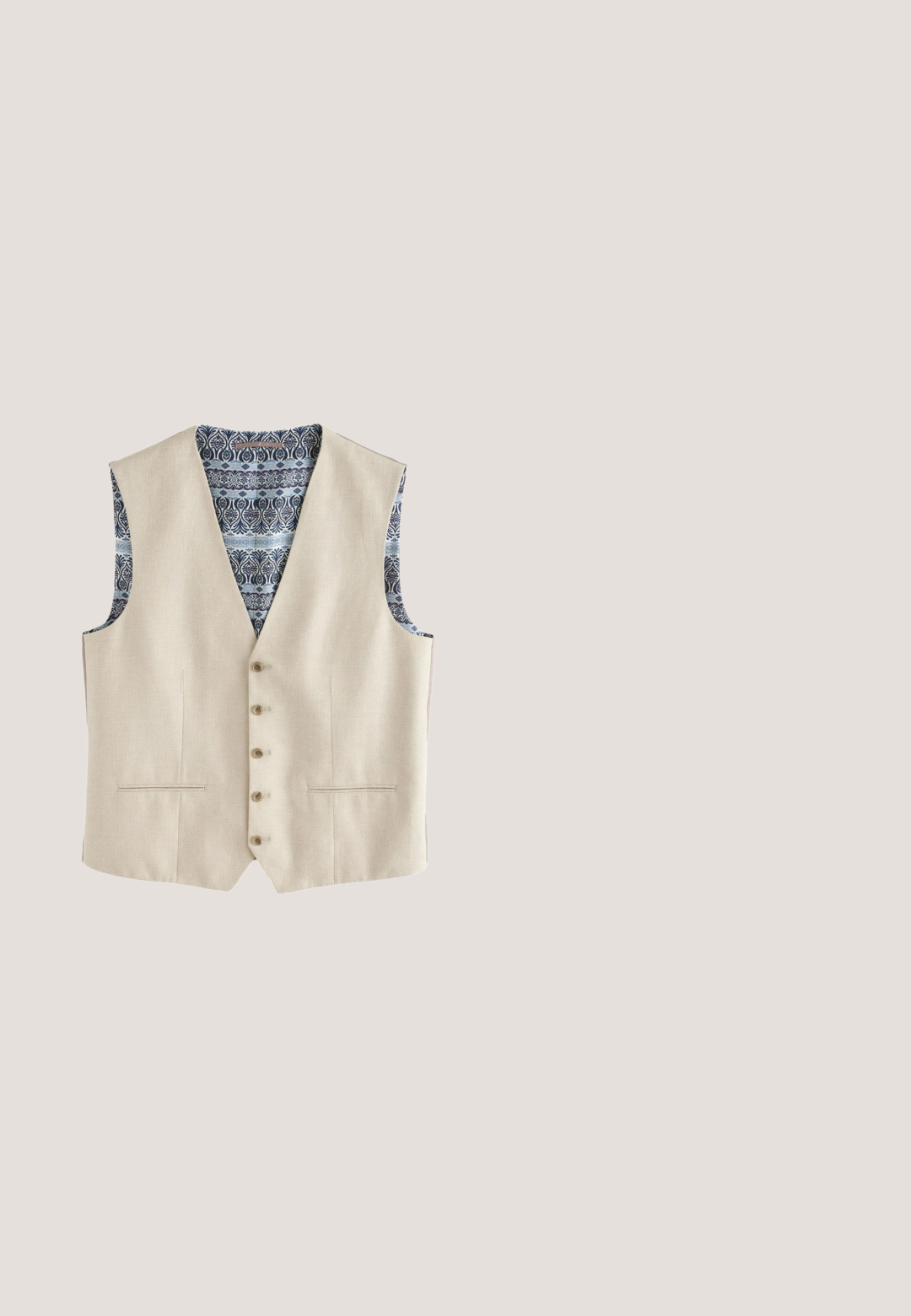 Chaleco beige texturizado con botones, dos bolsillos delanteros y forro interior estampado azul y blanco.; Camisa blanca de manga larga con botones, cuello y bolsillo en el pecho, hecha de tela ligera, mostrada sobre un fondo blanco.; Pantalones cortos de lino beige con un frente plano, dos bolsillos laterales, cierre de botón y una textura sutil. Presenta un corte clásico y un diseño limpio.; Sandalia de cuero marrón deslizante con un diseño de tira ancha, estilo abierto en la punta y suela plana negra. Presenta una textura suave y un detalle mínimo.; Gafas de sol aviador con lentes tintados marrones, montura con acabado carey y varillas finas, descansando sobre una superficie blanca.; Another Cotton Lab GOOD KARMA - Bolso shopping - white