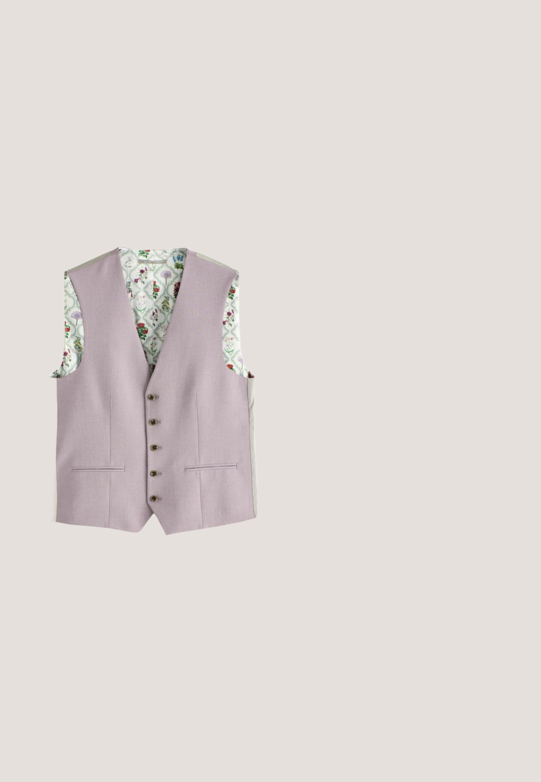 Lyslilla vest med reverskrave, fem knapper, to forlommer og et blomstret for. Glat stof med en struktureret pasform.; Langærmet skjorte med knapper i lyserød hør. Har en klassisk krave, knaplukning foran og glat tekstur.; Herre, skræddersyede, slanke bukser i afdæmpet mauve med bæltestropper, sidelommer og frontlynlås, lagt fladt på hvid baggrund.; Beige ruskind slip-on loafer med vævet jute sål, syningsdetaljer langs overkanter, flad hæl og rundet tå.; Mørkebrunt læder duffelbag med dobbelte top-håndtag, aftagelig skulderrem og frontlomme med lynlås. Glat tekstur med synlige syninger.; Brunt ruskindsbælte med spænde i sølvmetal. Bredt, glat design med diskret syning langs kanterne. Blød tekstur forbedrer grebet.