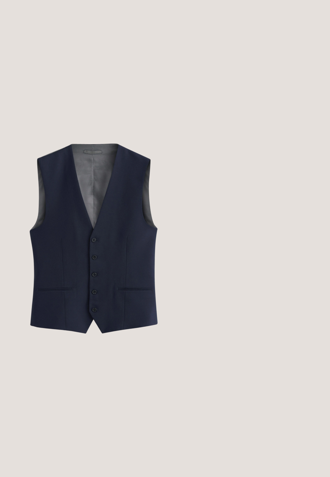 Marine vest met een V-hals ontwerp, voorzien van zes knopen, twee voorkanten zakken en een gladde binnenvoering. Slank gesneden, zonder mouwen.; Lichtblauw heren overhemd met lange mouwen, knoopsluiting aan de voorkant en een puntige kraag, afgebeeld tegen een witte achtergrond.; Benvenuto IAGO - Pantalon - dunkelblau; Zwarte leren formele oxford herenschoen met kapje en gesloten vetersluiting, zijaanzicht op witte achtergrond.; Zwarte, gestructureerde leren crossbodytas van Tommy Hilfiger met verstelbare riem en logo aan de voorkant.; Zwarte leren riem met een matte zwarte metalen gesp, met een vlak, glad oppervlak en een taps toelopend einde. Eenvoudig ontwerp zonder versieringen.