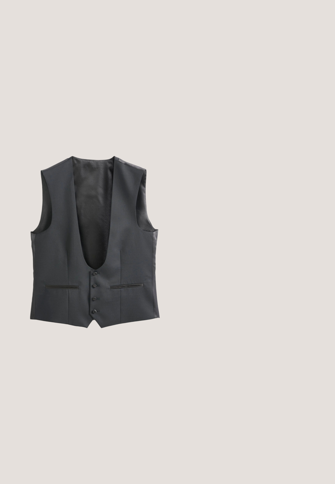 Next BLEND SHINY TUXEDO - Weste - black; Langärmliges weißes Hemd mit verdeckter Knopfleiste und klassischem Kragen, auf einfachem Hintergrund dargestellt.; Schwarze Hose im geraden Schnitt, mit flachem Bund, Seitentaschen und einem glatten, maßgeschneiderten Aussehen. Hergestellt aus leichtem Stoff.; Schwarze Lackleder-Abendschuhe mit abgerundeter Spitze, vorne zum Schnüren, leichtem Absatz und dezenten Steppnähten entlang der Nähte.; Next SIGNATURE  - Fliege - black; Silberne Manschettenknöpfe mit kreisförmigem Design und polierter Oberfläche. In der Mitte befindet sich ein schwarzer Stein, der einen auffälligen Kontrast zum Metall bildet.