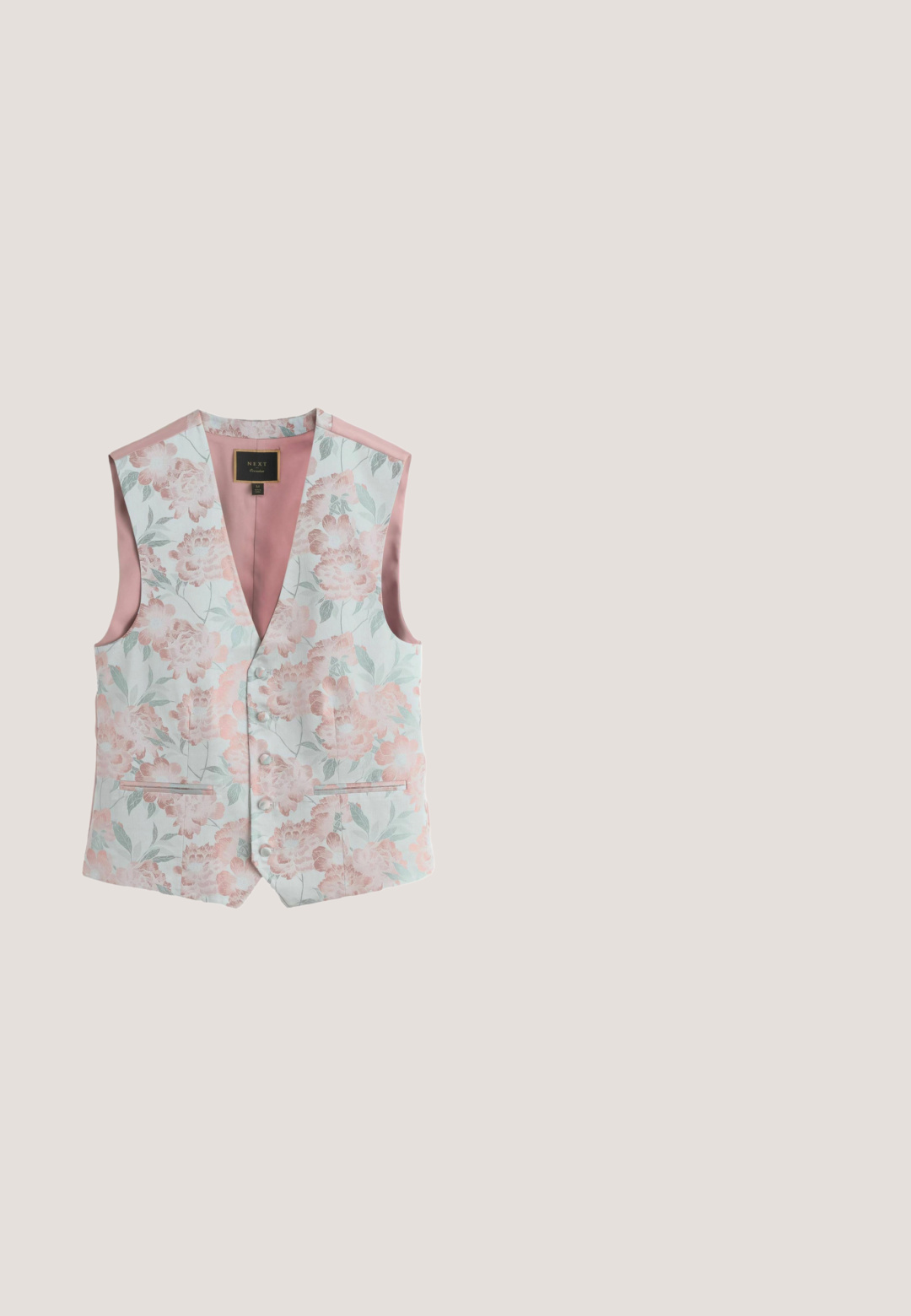 Rosa Satin-Stoff mit glatter Textur, versehen mit einer silbernen Metallschnalle an einem passenden Riemen. Das Design ist elegant und schlicht.; Langärmliges Hemd mit Blumenmuster auf hellbraunem Hintergrund, mit rosa und blauen Blumen, durchgehender Knopfleiste und klassischem Kragen.; Maßgeschneiderte Herren Slim-Fit-Hose in gedämpftem Mauve mit Gürtelschlaufen, Seitentaschen und vorderem Reißverschluss, flach auf weißem Hintergrund liegend.; Hellrosa Wildlederschuh mit runder Spitze, Schnürdesign und cremefarbenem Akzentetikett. Verfügt über eine beige Gummisohle für zusätzlichen Halt.; Runde Sonnenbrillen mit einem gemusterten dunklen Schildpatt-Rahmen, pinken Gläsern und einem metallischen Logo-Detail an den Schläfen.; Gestrickte schmale Krawatte in staubigem Pink mit einem strukturierten Muster, vertikal vor weißem Hintergrund dargestellt.