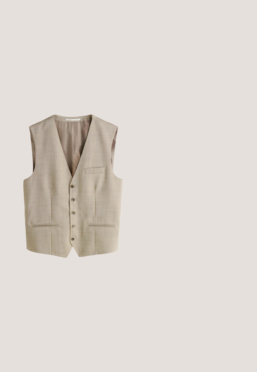 Gilet beige à texture lisse, col en V, six boutons et deux poches avant. Intérieur doublé avec un motif discret en losanges.; T-shirt crème à manches longues en tissu tricoté doux. Présente un col rond et une coupe décontractée sans motifs ni accents visibles.; Pantalon court marron avec passants pour ceinture, poches latérales, fermeture éclair à l’avant et plis sur les deux jambes.; Mocassin en cuir marron avec bout rond, sangle d'accent, détail en métal et talon bas ; finition lisse avec un éclat subtil.; Sac de sport en cuir marron avec double anses supérieures, une bandoulière amovible et une fermeture éclair. Finition texturée avec des accents contrastants.; Ceinture en cuir marron avec une finition texturée, dotée d'une boucle métallique au ton laiton antique ; design plat avec une largeur standard.