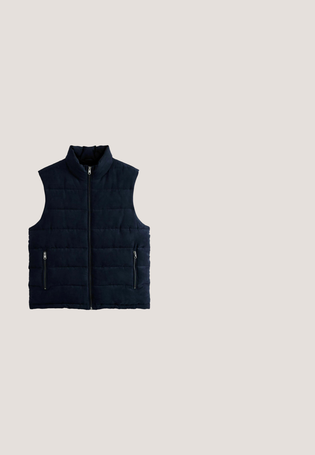 Ærmeløs sort quiltet vest med høj krave og lynlås foran, med to lynlåslommer på hver side.; Marineblå fleece quarter-zip pullover med høj krave, der har en gylden lynlås og et lille broderet logo på brystet. Glat tekstur.; Marineblå langærmet polo i glat stof med krave, tre-knaps stolpe og lige kant. Ingen mønstre eller detaljer synlige.; Mørkeblå denim jeans med lige ben, knap- og lynlåslukning samt forlommer. Glat tekstur og minimal falmning.; Sort strikket sneaker med hvid sål og snørebånd, med "Marc O'Polo" branding, placeret i en vinkel på beige tæppe og sofa baggrund.; Duffelbag i mørkeblå stof med sorte håndtag, forreste lynlåslomme, justerbar skulderrem og "BOSS"-logo centreret over lommen.