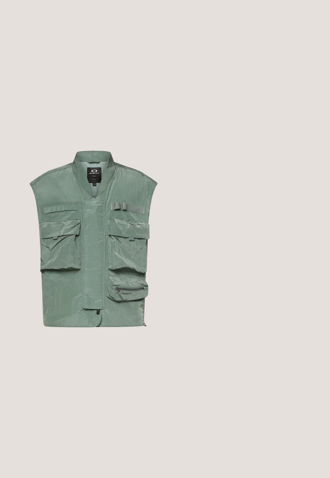 Gilet Oakley vert clair avec plusieurs poches à rabats et zippées, col montant et tissu texturé.; Chemise à manches longues en tartan vert olive et noir, avec deux poches poitrine, fermeture à boutons et un design de col classique.; Pantalons cargo gris au design ajusté, fabriqués en denim, avec des poches latérales, des coutures texturées et des ourlets élastiqués pour un ajustement confortable.; Baskets basses vertes et olive avec lacets blancs, col rembourré blanc, logo oiseau noir et semelle en caoutchouc noire texturée.; Lunettes de soleil rectangulaires noires avec verres foncés et un logo Gucci discret sur la branche, sur un fond clair uni.; Sac bandoulière gris avec une surface texturée, équipé d'une bande d'accent noir brillant, d'une fermeture à rabat supérieur et d'une étiquette logo rectangulaire. Matériau durable.