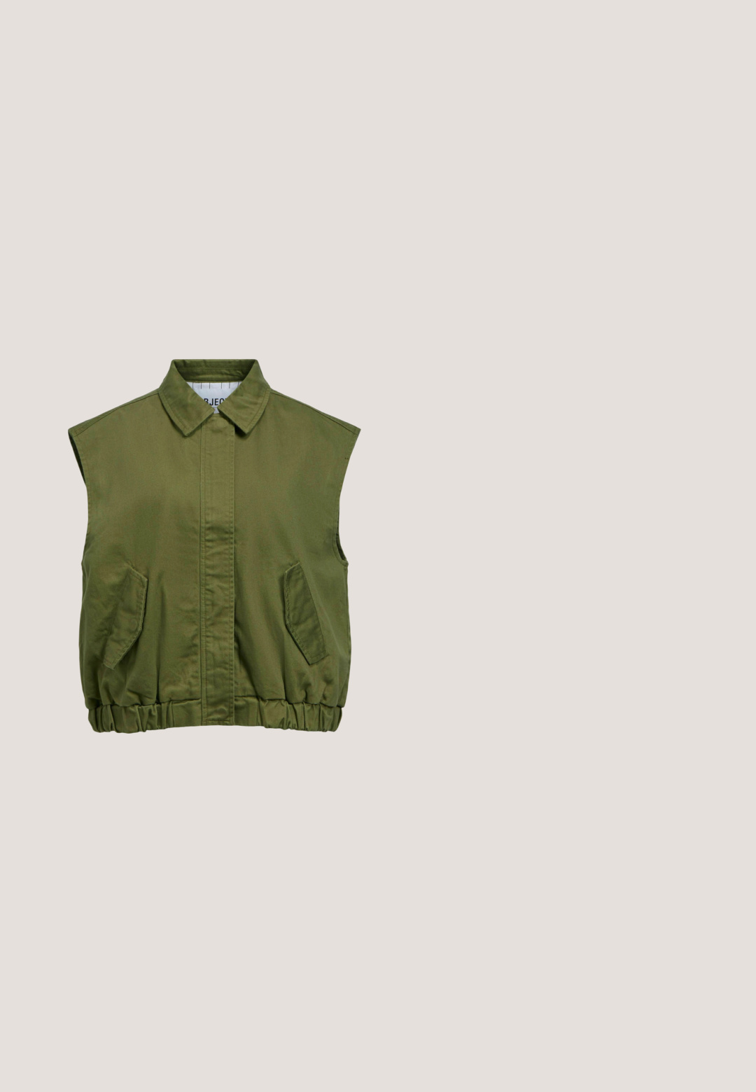 Chaleco sin mangas verde oliva con cuello, bolsillos delanteros, cintura elástica y tapeta de botones oculta, mostrado sobre un fondo blanco.; Top de manga larga a rayas verdes y blancas con cuello redondo y corte recto. Tejido suave y texturizado, con rayas horizontales distribuidas uniformemente.; Pantalones de pierna ancha en una suave tela de color verde oscuro. Presentan una cinturilla lisa y pliegues delanteros, con un ajuste relajado en toda la pierna.; Zapatillas deportivas con una parte superior de malla que presenta paneles en beige, verde y amarillo. Suela redondeada de goma con ranuras texturizadas para mejorar la tracción. Cordones en verde a juego.; Gafas de sol verdes con montura ovalada, lentes oscuras tintadas y varillas delgadas, mostradas con un ligero ángulo sobre un fondo blanco.; IZIA Bolso de mano - green offwhite