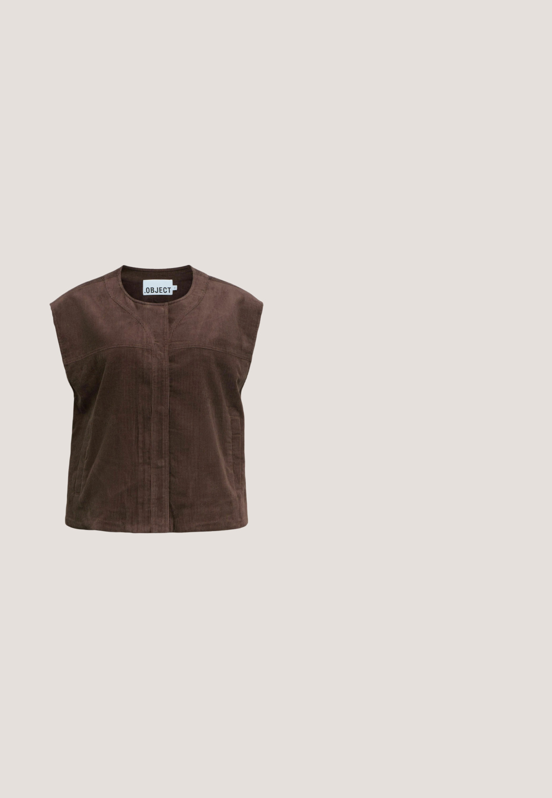Haut sans manches en velours côtelé marron avec col rond et fermeture avant cachée, présenté sur fond blanc.; T-shirt marron foncé à manches longues, ajusté, col rond, avec une petite étiquette de taille à l'intérieur du col.; Pantalon ample marron foncé avec taille et poignets élastiques, avec un cordon à nouer à la taille.; Baskets en daim marron avec des lacets blancs et une semelle beige présentées de profil sur fond blanc.; Lunettes de soleil rectangulaires en écaille de tortue avec des verres teintés marron et des branches épaisses, légèrement inclinées vers la droite sur une surface blanche.; Sac à main cylindrique en cuir marron avec fermoir et quincaillerie dorés, double sangle d'épaule et étiquette en cuir de marque sur le côté.