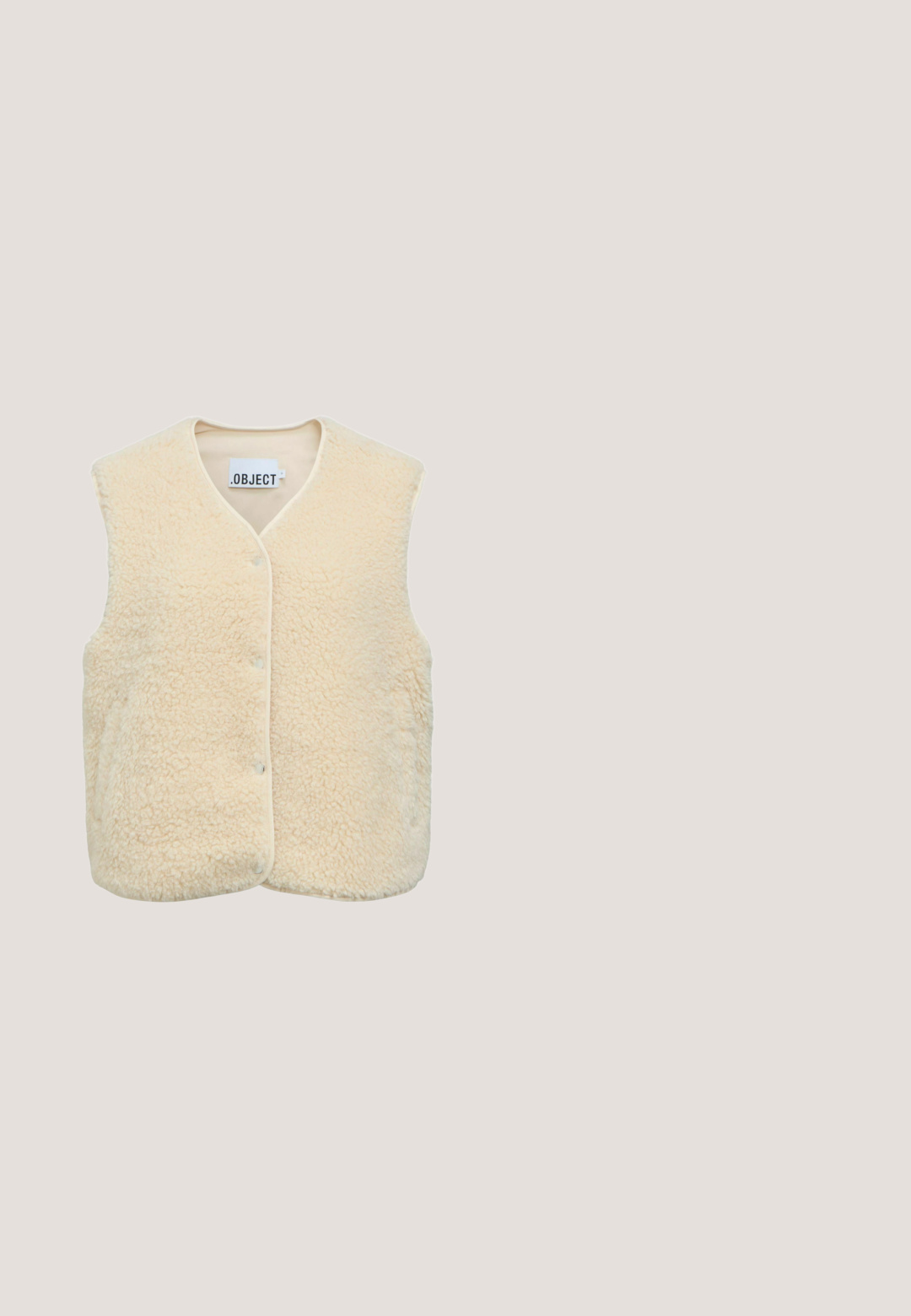 Gilet sans manches couleur crème en tissu sherpa doux et texturé avec des boutons-pression à l'avant et un col en V.; Pull beige à manches longues, col montant, manches bouffantes et boutons en or aux poignets, présenté sur un fond blanc.; Pantalon en maille couleur crème à jambes larges, taille élastique et ourlet droit.; Botte cheville en suède beige avec un bord tressé crème texturé le long de l'ouverture et une semelle en caoutchouc. Doublure douce visible en haut.; Lunettes de soleil rectangulaires crème avec des verres foncés et des branches texturées présentant de petits détails le long des bras.; Sac à main rectangulaire en fausse fourrure marron avec des anses en tissu, nom de la marque embossé "LIU JO" et une étiquette assortie attachée par une boucle en corde.