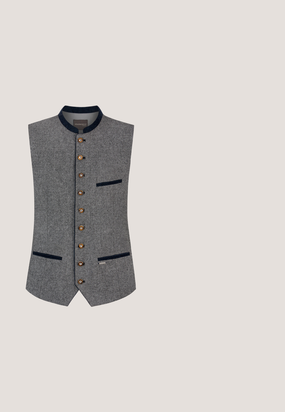 Grau strukturierte Herrenweste mit braunen Knöpfen, marineblauem Besatz an Kragen und Taschen sowie einem Stehkragen.; Weißes T-Shirt mit kurzen Ärmeln, aus weicher Baumwolle, mit Rundhalsausschnitt und geradem Saum. Keine sichtbaren Muster oder Verzierungen.; Lederhosen in Dunkelbraun mit dekorativen Nähten, seitlichen Taschen und einem Gürtel mit einer kunstvollen metallischen Schnalle. Akzente setzen die Knöpfe.; Josef Seibel NEW ANVERS - Schnürer - tabak; Tiger's Eye Perlenarmband mit silbernem Kompass-Akzent. Runde Perlen in braunen und goldenen Farbtönen, mit einem metallischen "KUZZ"-Trenner.; Brauner Ledergürtel mit strukturierter Oberfläche und einer großen, metallischen Totenkopf-Schnalle mit gekreuzten Schwertern und einem Banner, das "Cipo & Baxx" eingraviert hat.