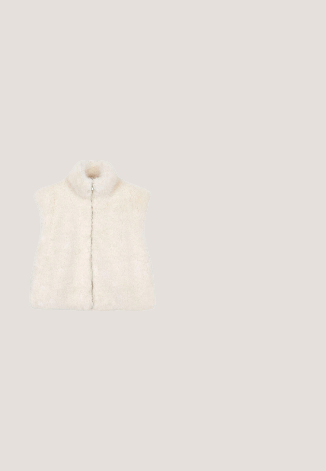 Chaleco sin mangas de piel sintética en color crema, con un alto cuello y un cierre delantero, con una textura suave y esponjosa y sin patrones visibles.; Camiseta de manga larga en color crema con un escote redondo, que presenta un diseño en capas y un detalle fruncido en la sección inferior. Tela suave con una textura lisa.; Minifalda de mezclilla beige con una silueta ajustada, que presenta un bolsillo lateral, un cierre de botón en la parte delantera y una superficie texturizada sutil.; Botines beige con un diseño acolchonado, que cuentan con una cremallera lateral, un frente con cordones y una suela gruesa con surcos pronunciados y una correa con logo.; Bolso de mano de cuero trenzado color crema con dos asas, placa con el logo Guess en tono dorado y charms decorativos colgantes en el lateral.; Colgante de estrella de mar dorada en una cadena dorada retorcida, con superficies lisas y brillantes y cinco brazos distintos, presentando un diseño náutico.