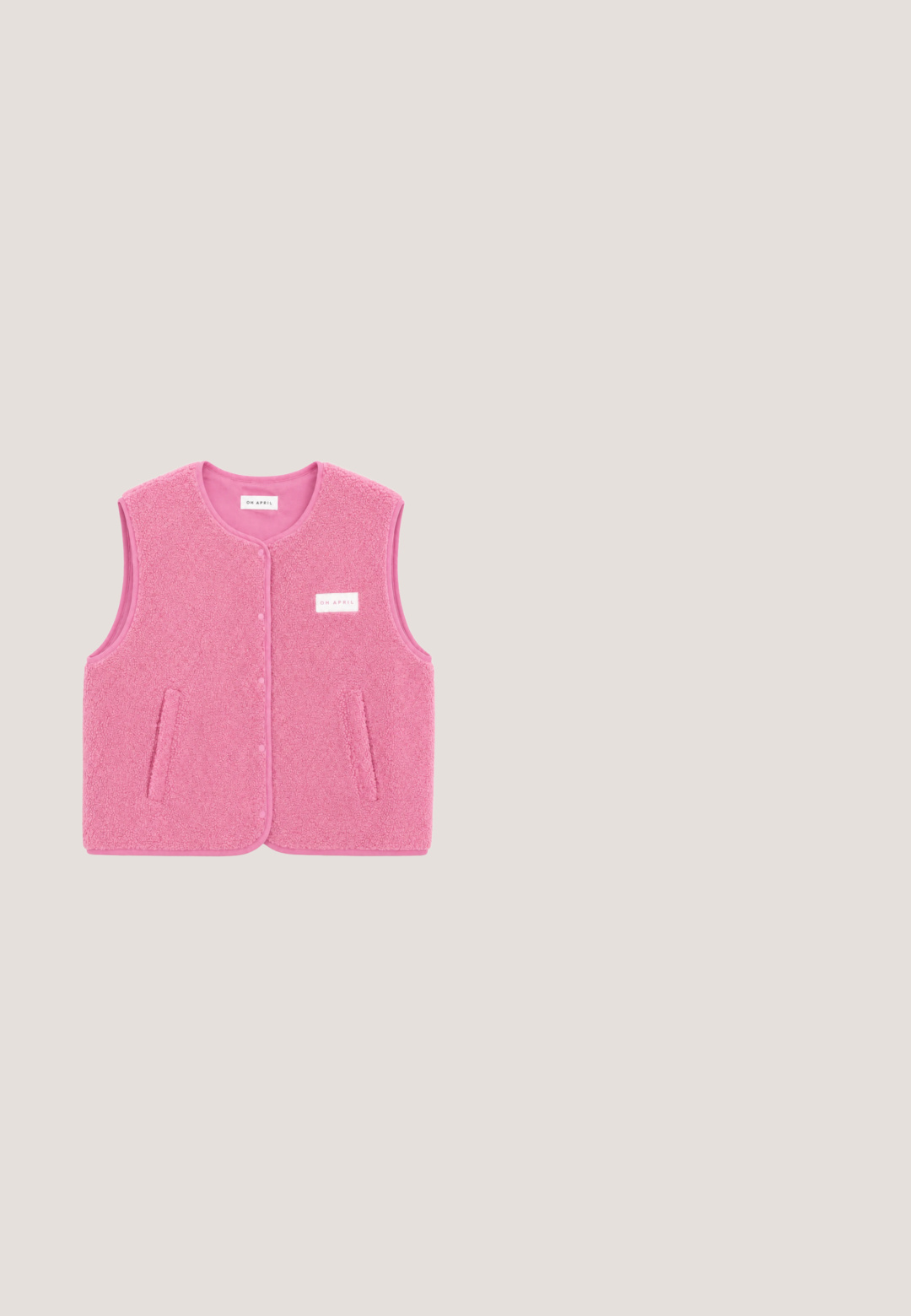 Roze mouwloos fleecevest met drukknoopsluiting aan de voorkant, twee zijzakken en een klein rechthoekig label met de tekst "OH APRIL" op de borst.; Roze T-shirt met korte mouwen, zwart-witte horizontale strepen, ronde hals en een losse pasvorm, plat neergelegd op een witte achtergrond.; Lichtroze broek met wijde pijpen, elastische tailleband en zijzakken, gemaakt van gladde stof.; Roze suède moccasin-stijl schoenen met veters, voorzien van een gestructureerd oppervlak en een lichtbeige rubberen zool, gecombineerd met beige broek.; Roze synthetische tas met een enkele verstelbare schouderriem, rechthoekige vorm, ritssluiting en een textuurpatch met "STUDIO BERLIN."; Kralen ketting met ronde, gefacetteerde stenen in tinten roze en paars, afgewisseld met kleine gouden accenten en een gouden sluiting.