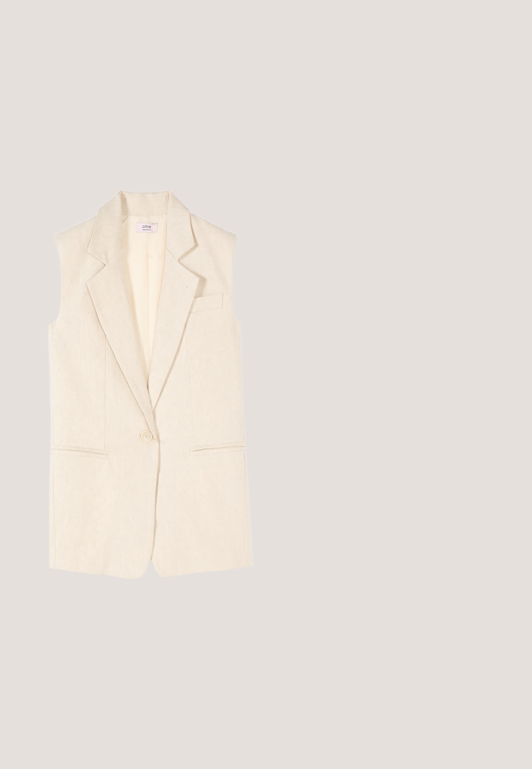 Blazer beige sin mangas con solapas con muesca, cierre de un botón y dos bolsillos delanteros ribeteados sobre un fondo blanco.; Camisa blanca de manga larga hecha de lino ligero. Presenta un cierre frontal de botones y un cuello clásico con un ajuste relajado y hombros caídos.; Pantalones de tiro alto en gris claro con una tela texturizada, piernas anchas y dos pliegues frontales. Con cierre de botón en la parte delantera y presillas para cinturón.; Sandalias deslizantes de paja trenzada con una plantilla negra, que cuentan con dos correas entrelazadas, superficie texturizada y una suela de goma con un borde en contraste.; Gafas de sol octagonales con tonalidad rosa y marco de metal dorado, con detalles en las patillas y puntas marrones en los brazos. El ancho y la altura de las lentes son proporcionales.; Bolso rectangular tejido de color beige con una correa de cuero marrón claro que presenta detalles de nudos y un broche de tono dorado en la solapa frontal.