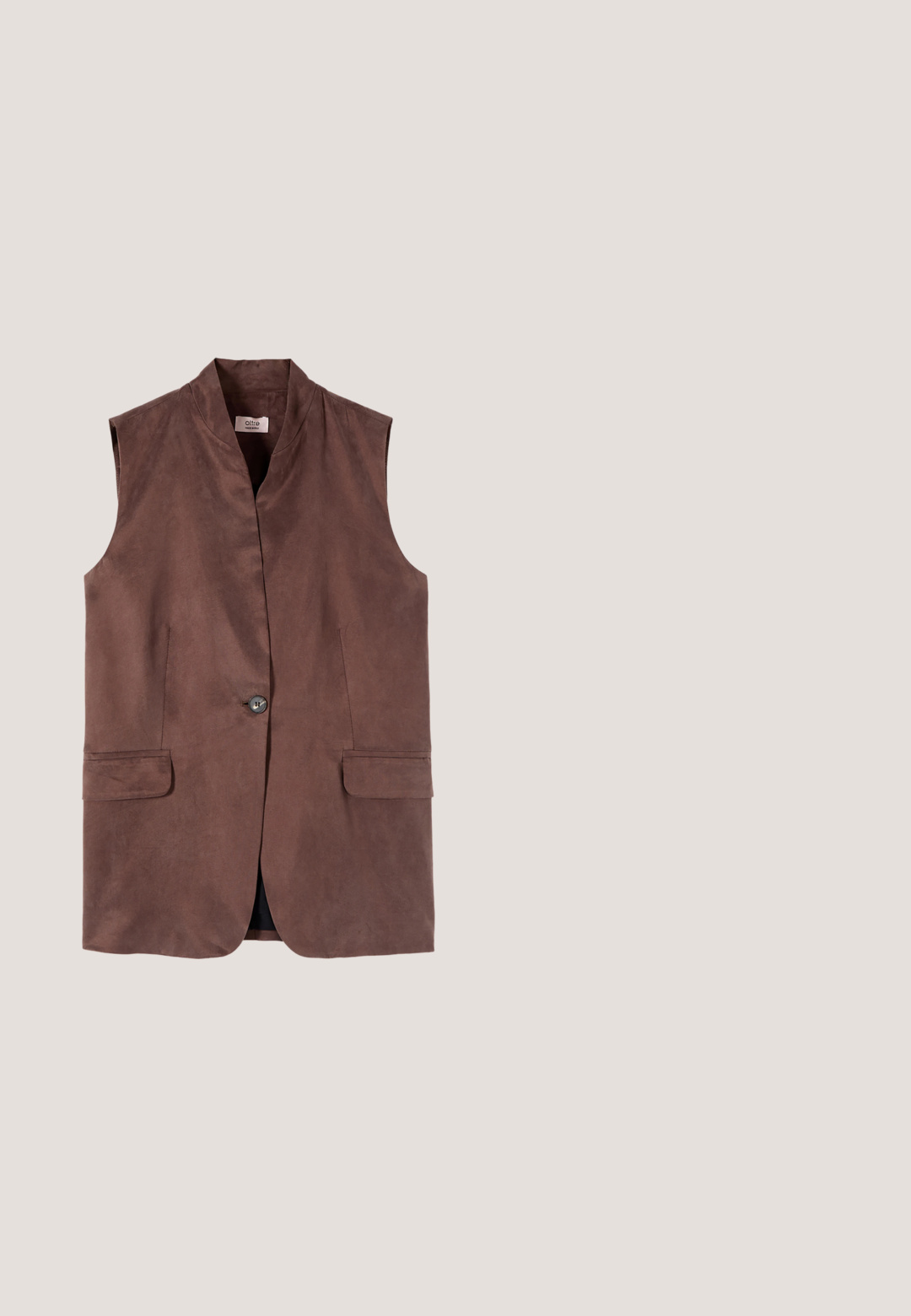 Mouwloze bruine suède gilet met opstaande kraag, één knoopsluiting en twee klepzakken aan de voorkant.; Lichtbeige korte mouwen sweater met een ronde hals, ribgebreide manchetten en tailleband; heeft een gladde, gestructureerde brei en centrale naaddetails.; Wijdvallende broeken in een gedempt bordeauxkleurige stof, met een subtiele textuur, voorzakken en een enkele knoopsluiting op de tailleband.; Donkerbruine suède instap-muil met een gesloten, puntige neus en platte zool, zijaanzicht op een witte achtergrond.; Poesbrillen met een schildpadmotief en bruine getinte glazen, met slanke pootjes, rustend op een neutrale ondergrond.; Bruine tekstureerde leren crossbodytas met klep sluiting, voorvak, verstelbare band en subtiel logo gegraveerd aan de voorkant.