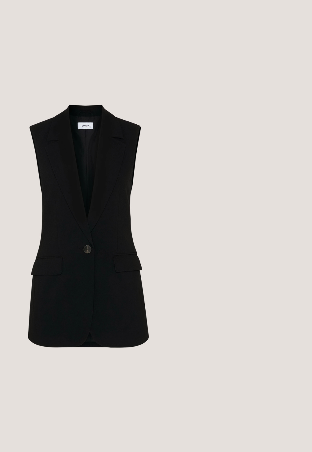 Schwarze ärmellose Weste mit maßgeschneidertem Design, ausgestattet mit einem einzigen Knopfverschluss, strukturierten Revers und seitlichen Taschen.; Hellgraue Kurzarmbluse mit tiefem V-Ausschnitt. Verfügt über geraffte Schulterdetails und einen geraden Saum, gefertigt aus weichem, glattem Stoff.; Weite Hosen aus einem leichten Material mit einem schwarz-beigen abstrakten Muster. Verstellbarer Kordelzug am Bund, lockerer Schnitt.; Goldfarbene Sandalette mit hohem Absatz, dünnen, sich kreuzenden Strassriemen und quadratischer Zehenpartie auf weißem, einfachem Hintergrund.; Schwarz-silberne Handtasche mit einer strukturierten Oberfläche, die ein Diamantmuster aufweist, einem geknoteten Griff und einer strukturierten Form.; Schlichtes, silbernes Twisted-Ohrschmuckdesign mit zarten Kurven, das kleine klare Strasssteine entlang der Oberfläche zeigt. Mit Clip-Verschluss für sicheren Halt.