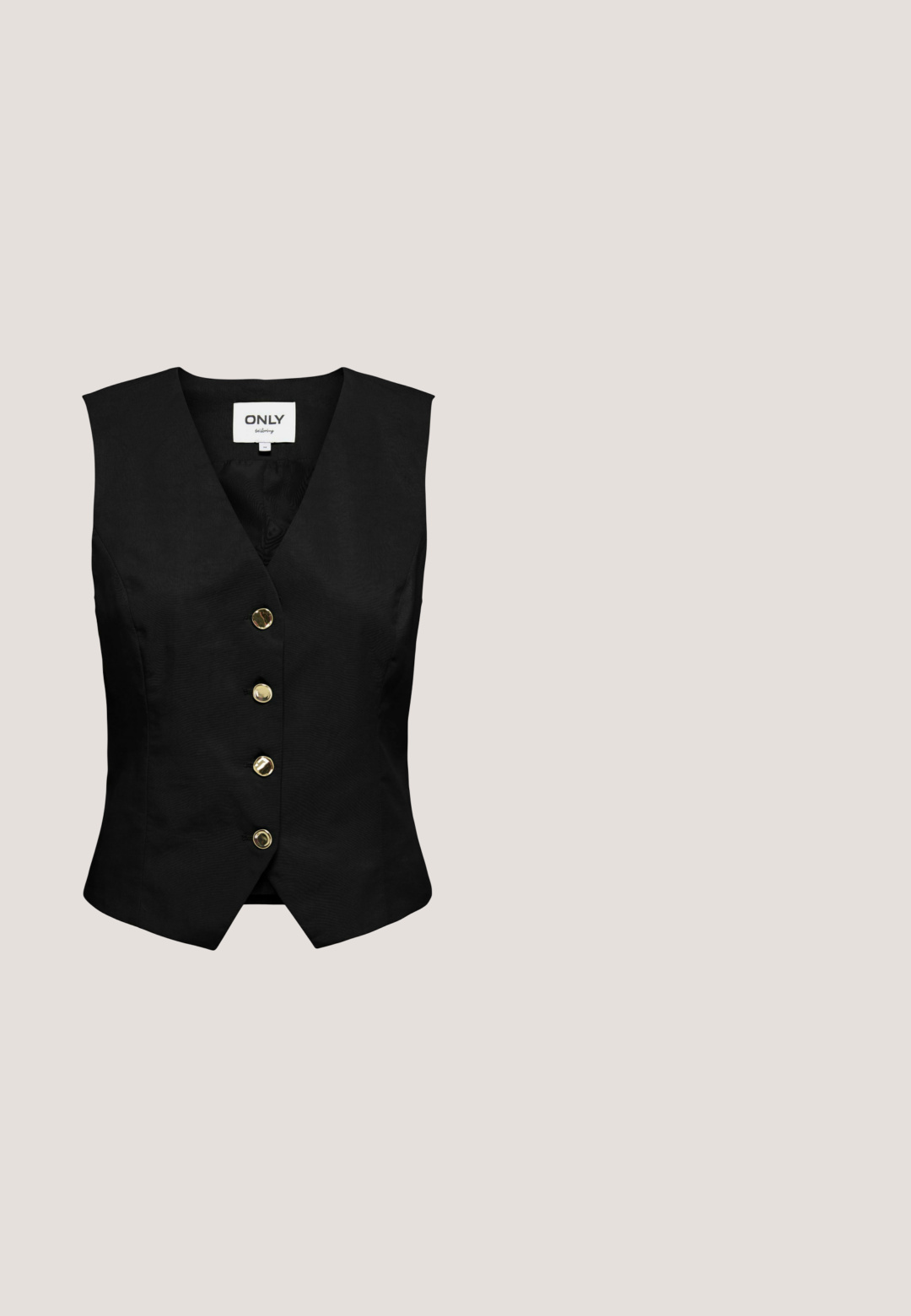 Chaleco negro sin mangas con cuatro botones dorados en la parte delantera y un cuello en V, etiquetado con "ONLY" en el interior del cuello.; Top de tirantes finos de canalé negro, con escote en V, forma ajustada y tejido texturizado. Sin patrones adicionales ni acentos visibles.; Pantalones cortos negros a la rodilla, confeccionados a medida, con trabillas para cinturón, cierre frontal con botón y cremallera, y discretas tablas en cada lado.; Sandalia tipo slide de cuero sintético negro con una tira ancha que presenta una hebilla rectangular. Suela gruesa y texturizada con un patrón en zigzag.; Gafas de sol de plástico negro con lentes oscuras, montura rectangular, parte superior plana y patillas robustas. Presentan una marca mínima en el interior de la patilla.; Bolso de hombro de piel trenzada negra con asa ancha y correa ajustable y desmontable, exhibido sobre fondo blanco.