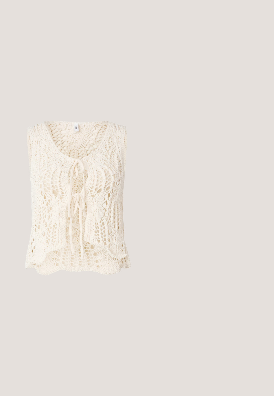 Chaleco de punto en color crema con escote en V y cierre de lazo. Presenta un intrincado patrón de calados y un diseño suelto y fluido. Textura suave.; Vestido maxi azul con cuello halter, que presenta patrones florales y de paisley, falda con volantes y un corte holgado. Tela suave con una textura ligera.; Botín de ante marrón hasta el tobillo con punta afilada, detalle de flecos en el cuello y tacón de madera apilada. Textura suave en toda su superficie.; Maje MINI - Bandolera - camel; Delicado collar con pequeñas cuentas alternas en azul, verde cilíndrico, perla blanca y separadores dorados, terminado con un cierre de langosta dorado.; Cinturón de cuero marrón tejido con una hebilla redonda de metal dorado sobre un fondo blanco.