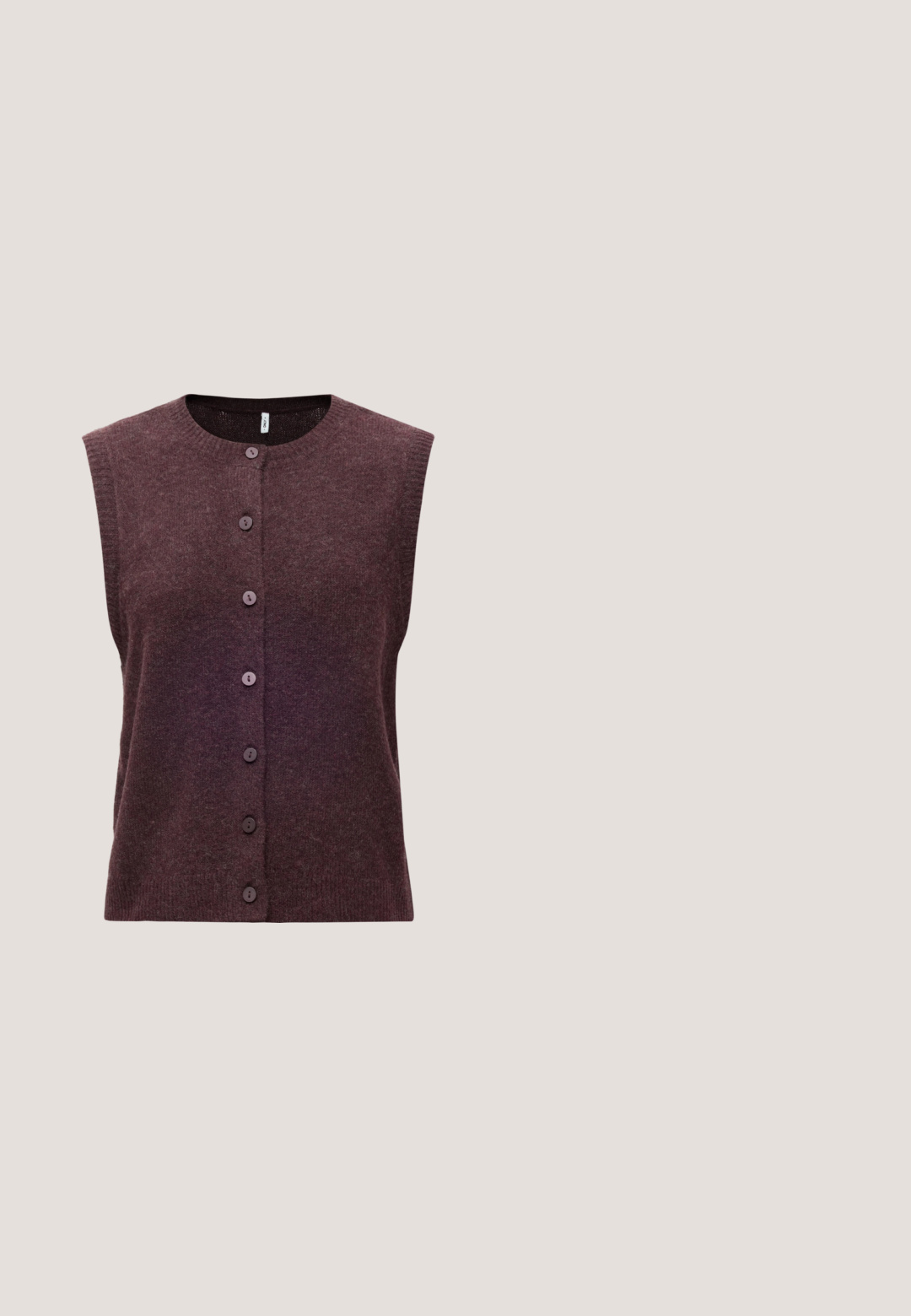 Mouwloze donkerpaarse gebreide gilet met knopen, ronde halslijn en geribbelde randen, getoond tegen een effen lichte achtergrond.; Donkerbruine gebreide poloshirt met korte mouwen, kraag en V-hals, afgebeeld op een effen lichtgrijze achtergrond.; Donkerbruine, op maat gemaakte hoge taille broek met rechte pijpen en riemlussen, getoond tegen een effen lichte achtergrond.; Bordeaux leren enkel laarzen met een spitse neus en slanke hak. Beschikt over een zijrits en een gladde, glanzende textuur.; Bordeaux lederen handtas met een gestructureerde vorm, een afneembare schouderriem, een bovenhandvat, gouden hardware en een sluiting met een voorste klip.; Oorbellen met goudkleurige afwerking, rode gemarmerde kralen en gestructureerde ringen. Bevat twee stijlen: gebogen ontwerpen en een kralenaccent, allemaal met een glanzende afwerking.