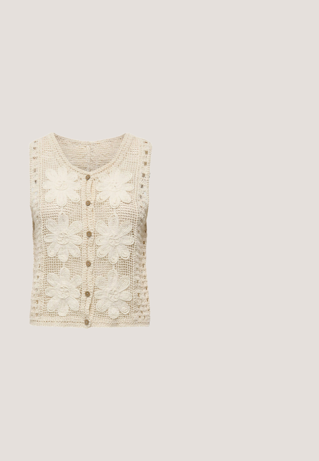 Chaleco de crochet color crema con seis grandes patrones de flores y seis botones delanteros, sin mangas con diseño de punto abierto.; Blusa blanca con bordado floral negro. Presenta mangas largas, un escote en V y un dobladillo con forma de onda. Hecha de tela ligera.; Larga falda en línea A hecha de una tela suave y brillante en un color beige claro. Presenta una cintura elástica y un diseño drapeado y fluido.; Botín de ante en marrón con punta afilada y tacón de bloque de altura media, con una textura suave y un diseño minimalista.; Bolso bandolera de ante marrón con correa larga, patrón decorativo cosido en la solapa y flecos colgantes a lo largo del borde inferior.; Cinturón trenzado de cuero marrón con una hebilla ovalada de piedra ojo de tigre pulida enmarcada en latón antiguo.