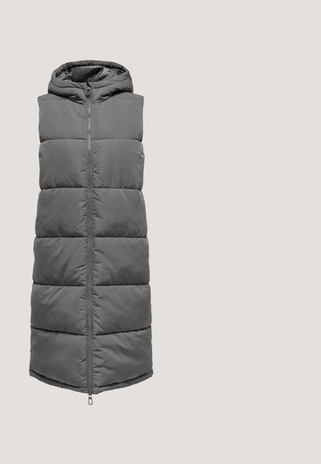 Chaleco acolchado sin mangas en gris, con capucha, que presenta secciones acolchadas horizontales y un cierre frontal, confeccionado en un material suave y aislante.; Sudadera gris con un bolsillo frontal, capucha con cordones y puños acanalados. Está hecha de una tela suave y texturizada y presenta un diseño de ajuste relajado.; Camiseta corta de manga corta en gris claro, con cuello redondo y ajuste holgado, etiquetada con "PIECES" dentro del cuello.; Pantalones de color gris claro con una cinturilla elástica y puños fruncidos, hechos de una tela suave con una textura lisa. Diseño de corte holgado.; Zapatilla deportiva con una parte superior de malla gris texturizada, suela negra en contraste y talón reforzado. Cuenta con cordones y una pestaña trasera para ponérsela fácilmente.; Bolso tote acolchado gris con dos asas cortas, que presenta un acento de logo en la parte frontal y una textura lisa y mate. Diseño estructurado con una base plana.