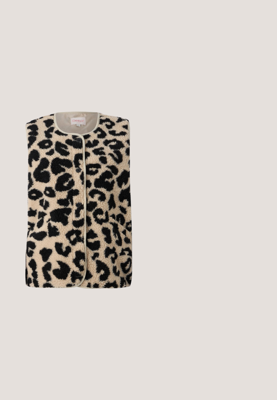 ONLY ONLBABY LIFE - Chaleco - pumice stone; Blusa de manga corta color crema con un patrón de olas texturizado. Escote redondo y detalles de fruncido sutil en las mangas. Tejido ligero.; Falda midi negra hecha de una tela suave, con una cintura ajustable con cordón. Diseño sencillo con una silueta recta y sin patrones adicionales.; Bota negra de cuero hasta la rodilla, con punta afilada y tacón bajo tipo kitten, mostrada sobre un fondo claro y sencillo.; Pequeño bolso negro brillante con dos asas largas y detalles de cordón lateral sobre un fondo claro liso.; Par de pendientes de aro doble brillante de oro con cierres de presión sobre un fondo blanco.
