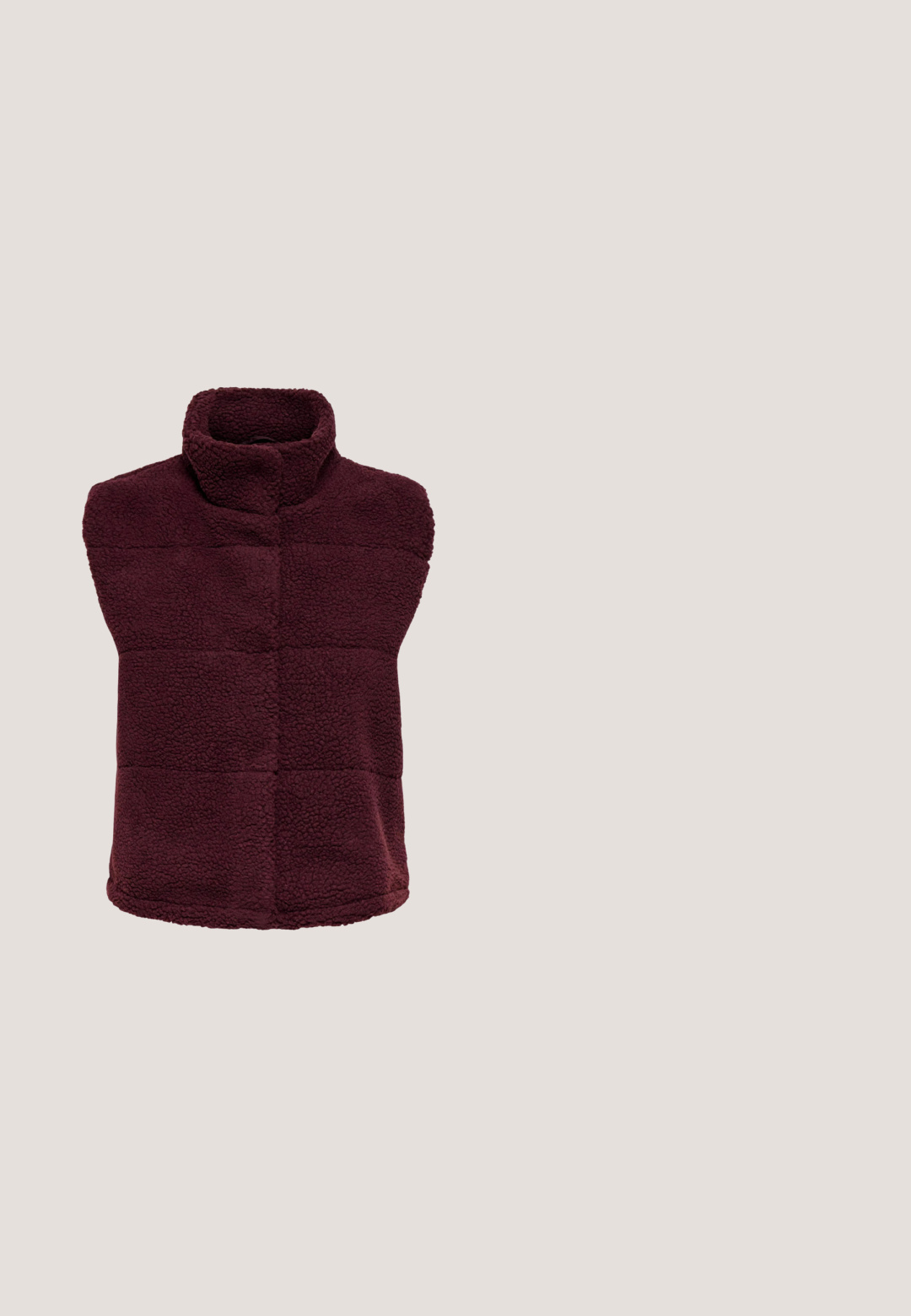 Ærmeløs bordeaux fleecevest med høj krave og tekstureret, blødt stof, designet til varme og lag-på-lag.; mbyM GILL-M - Sweatshirt - fig; Langærmet ribstrikket top i mørkerød med rund halsudskæring og slim fit.; Bordeaux sweatpants lavet af blødt materiale, med elastisk talje og tapered ben. Ingen synlige mønstre eller hardware-detaljer.; Hvide platform sneakers med bordeaux teksturerede overlays, hvide snørebånd og en tyk hvid sål med en bordeaux bundkant.; Vinrød lædertaske med trekantet form, en enkelt rem, sølvfarvede runde nitter langs kanterne og en central sølv ringdetalje.
