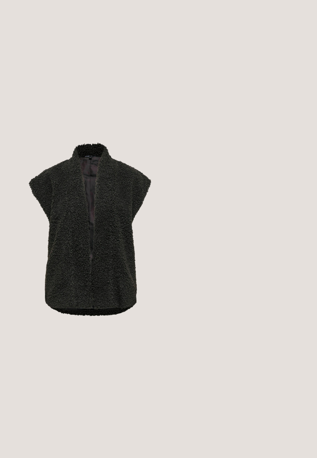 Sort ærmeløs vest med åben front i blødt, tekstureret sherpa-stof og rundet nederste kant.; Sort ribstrikket sweater med høj hals og gennemsigtige pufærmer med blomsterbroderi. Figursyet design med kontrasterende teksturerede ærmer.; Brune faux læder vide bukser med høj talje og sidesnor-detalje på hvid baggrund.; Högl Støvletter - schwarz; Lille håndtaske med sølv gittermønster, buet håndtag, stor perle lukning og en tynd sølvkæde strop på en ensfarvet baggrund.; Guldtonet metaløreringe med et cirkulært design, der har to kugler; en større og tekstureret kugle samt en mindre poleret kugle øverst.