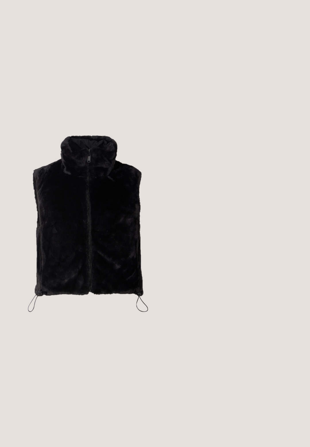Zwarte nepbont vest met een hoge kraag en voorrits. Heeft trekkoorddetails aan de onderrand voor een verstelbare pasvorm. Zachte textuur.; Lichtblauwe top met lange mouwen, gemaakt van een gladde stof, met een golvende halslijn en een aansluitend ontwerp, rechte zoom en zonder patronen.; Wijd-uitlopende broek in zwart en grijs textuurstof, met een elastische tailleband voor comfort. Geen zichtbare zakken of sluitingen.; Zwarte pumps met hoge hak en spitse neus, gegolfde randen, metalen oogjes, vetergespsluiting aan de voorzijde en enkelriem met gespsluiting.; Kleine zwarte glanzende handtas met twee lange hengsels en zijkant trekkoord details op een effen lichte achtergrond.; Zilveren hangende oorbellen met rechthoekige en ronde heldere kristallen in een verticale lijn, bevestigd met leverback-sluitingen.
