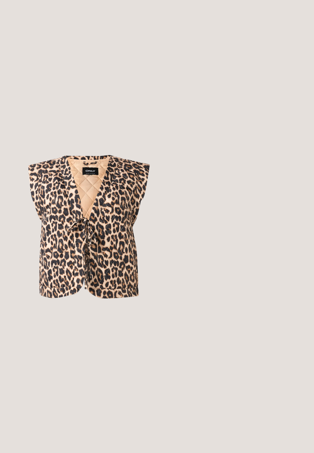 Mouwloze gewatteerde vest met luipaardprint, V-hals en voorknoopsluiting in beige, bruin en zwarte tinten.; Wit overhemd met lange mouwen en knopen, puntkraag, standaard manchetten en een rechte zoom tegen een effen lichte achtergrond.; Plissé wijde broek in donkergroen. Gemaakt van een zachte stof met een gestructureerd ontwerp en een elastische tailleband voor comfort.; Donkerbruine leren platformsandaal met een stevige blokhak, open teen en verstelbare enkelriem met metalen gesp.; Kleine zwarte mesh schoudertas in halve maanvorm met verstelbare dunne band, tegen een effen lichte achtergrond.; Zilveren creool oorbellen met een gladde, reflecterende oppervlak. Ronde, grote vorm met een veilige sluiting aan de bovenkant. Gepolijste afwerking toont de glans.