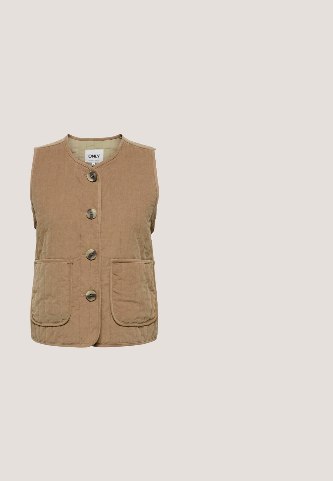Ærmeløs, camelbrun quiltet vest med store runde knapper foran og to forlommer.; Blå kortærmet skjorte med knapper lavet af denimstof, med en klassisk krave og frontlukning med knapper, i en afslappet pasform og lige kant.; Mørkeblå skræddersyede bukser med lige snit, forreste læg, bæltestropper og skjult frontlukning.; Brun slidesandal med dobbelte gyldne spænder, korkfodbed og sort sål, der hviler på beige tæppe foran en beige sofa.; Rektangulære brilleskaller med mørke linser og slanke arme, placeret i en vinkel på en hvid overflade.; Brun vævet håndtaske med en blød, afrundet form og en enkelt slank sort skulderrem mod en ensfarvet baggrund.