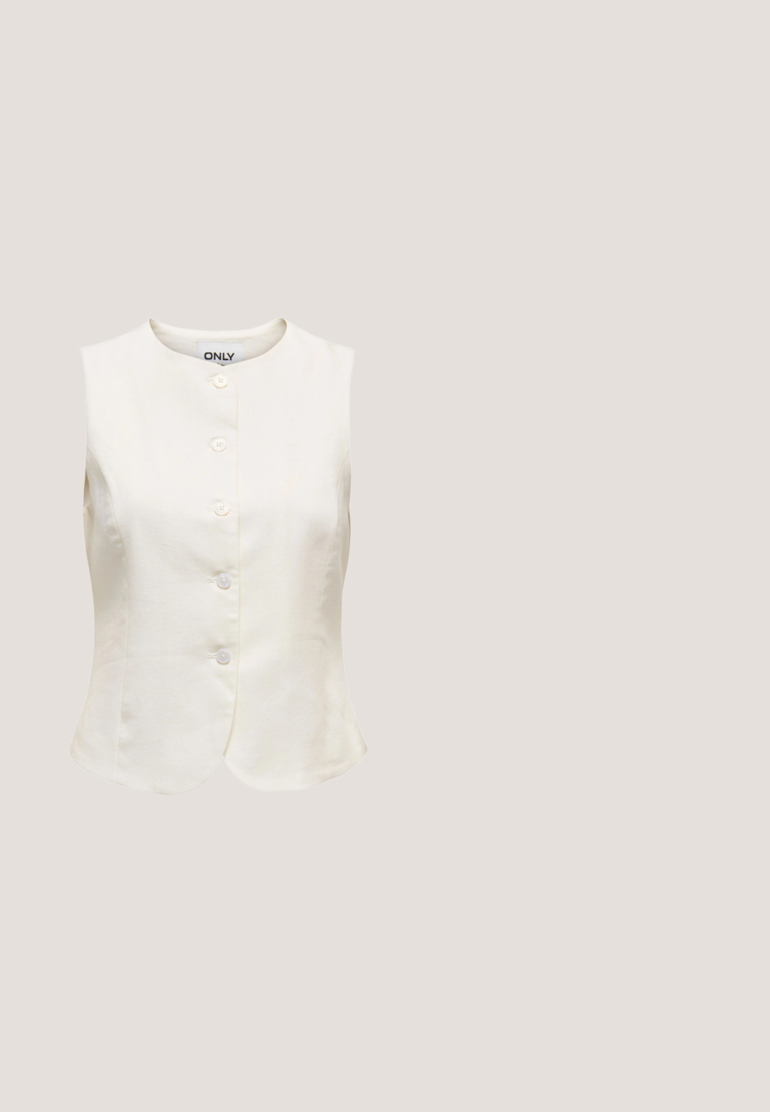 Chaleco sin mangas de color crema con botones, cuello redondo y dobladillo ligeramente curvado, marcado con la etiqueta "ONLY" en el interior del cuello.; Suéter corto de manga corta en color blanco, con un patrón de tejido texturizado y pequeños ojetes, cuello redondo y corte relajado. Material suave y ligero.; Pantalones anchos blancos fabricados con un tejido ligero, con una cintura elástica con cordón y dos bolsillos laterales.; Zapatilla blanca y beige con un acento plateado brillante, materiales de ante y cuero, punta redonda y suela de goma texturizada.; Gafas de sol de estilo ojo de gato con una montura gris translúcida, lentes grises y varillas delgadas y curvadas, con una marca sutil en los laterales.; Bolso de mano de cuero blanco con detalle de cierre plateado, asa corta y correa blanca desmontable con raya beige.