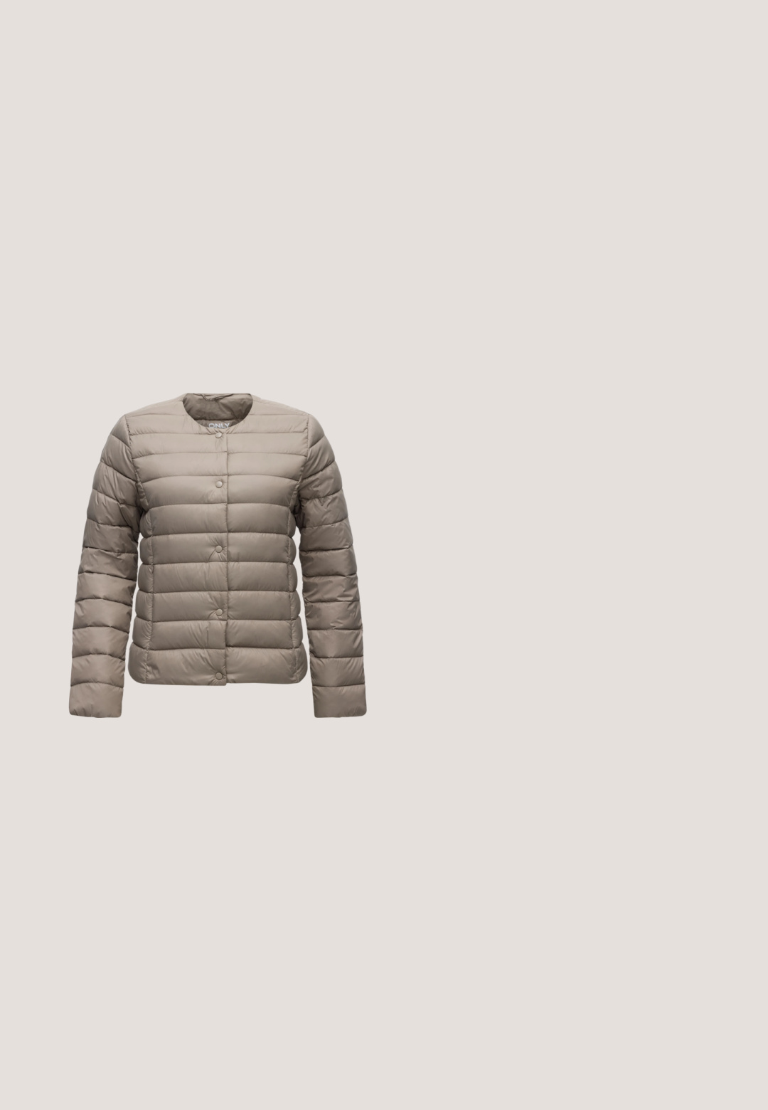 Lichtbruine doorgestikte jas met lange mouwen, ronde halslijn en drukknoopsluiting aan de voorkant op een effen achtergrond.; ONLY ONLCAMILLE BASIC CARDIGAN - Vest - pumice stone; Effen wit overhemd met lange mouwen en ronde hals, plat gelegd met zichtbare merklabels op een lichtgrijze achtergrond.; Donkerblauwe jeans met wijde pijpen, hoge taille, voorzakken en contrasterende stiksels, gemaakt van denimstof met een gladde textuur.; Bruine sneaker met witte accenten, gemaakt van gladde en textuurrijke materialen, voorzien van een rubberen zool en vetersluiting, met een sportief ontwerp.; Donkerbruine rechthoekige leren schoudertas met een enkele dunne band en goudkleurige gesp op een effen achtergrond.