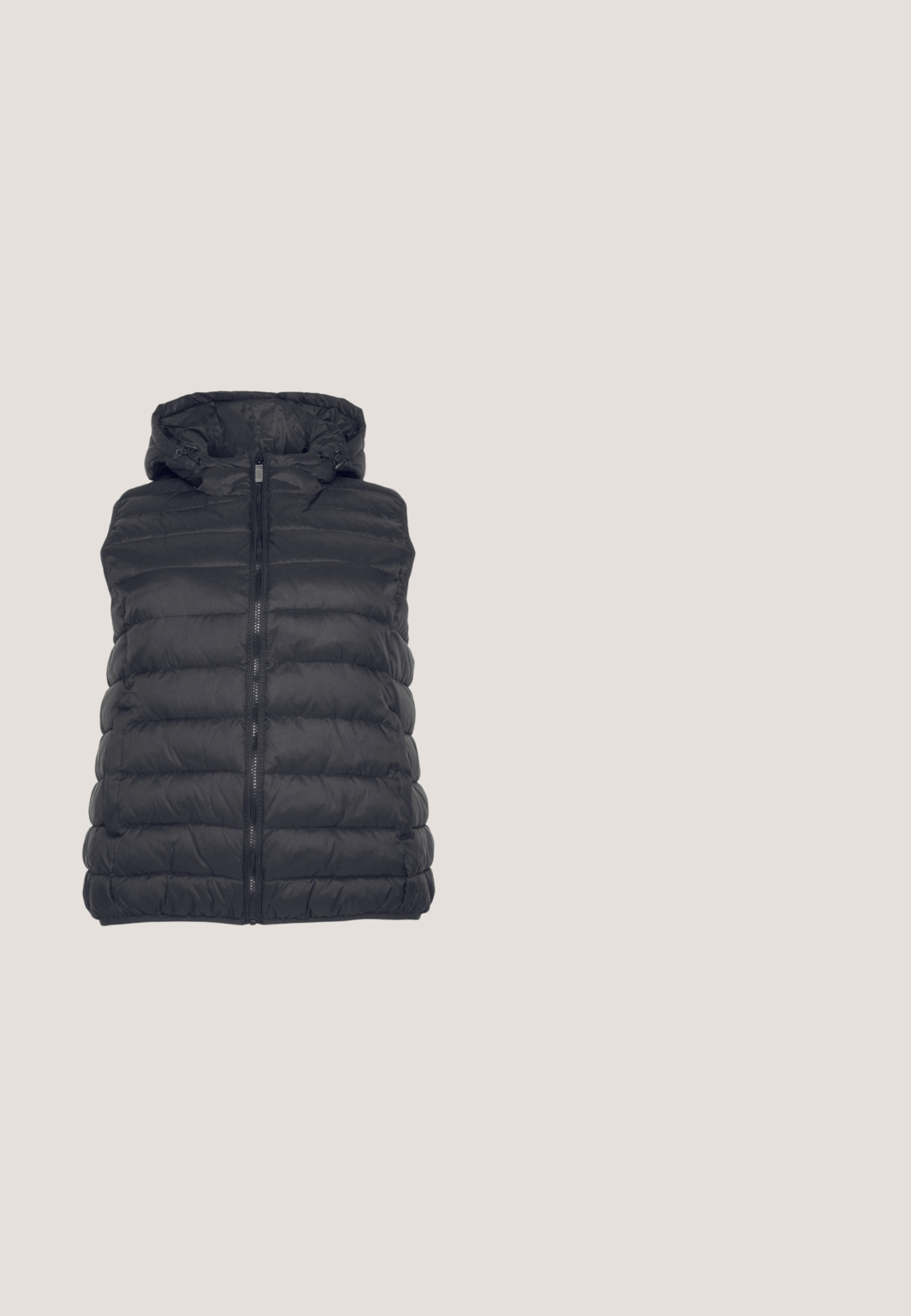 Sort, polstret vest med hætte, der har en frontlynlås og sidesømme syet med et horisontalt mønster for isolering. Glat tekstur.; Sort bomulds t-shirt med pink blomsterbroderi i spredte designs. Rund hals og korte ærmer. Blød tekstur, afslappet pasform.; Sorte denim capri-bukser med lige skæring, fem lommer og tonalt syning. Stoffet har en let tekstur og et klassisk design.; Lyseblå mesh Nike sneakers med struktureret finish, sort swoosh og cremefarvet mellemsål, parret med mørkegrå vide bukser.; Rosa, polstret håndtaske med afrundet design, lavet af skinnende materiale. Har et samlet håndtag og en lynlås til sikker adgang.; Sølv hoop-øreringe med en poleret finish, der har en cirkulær form og en hængslet lukning. Glat tekstur med minimal detaljering.
