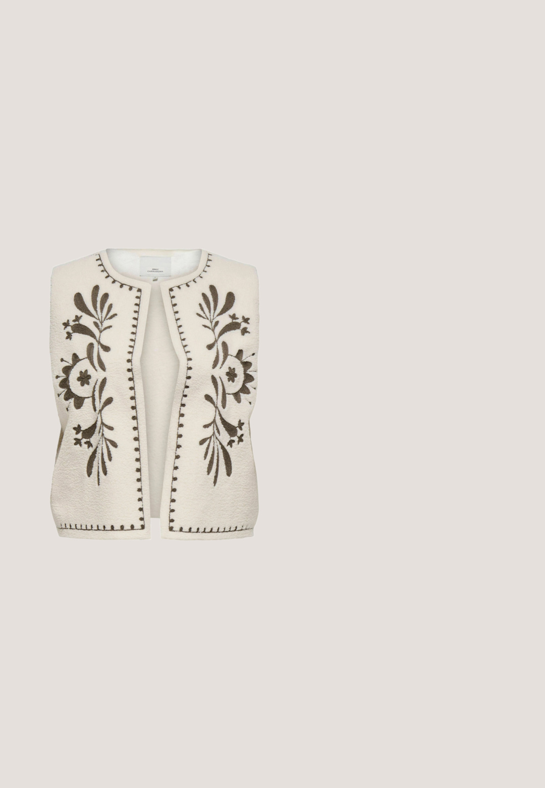 Crèmekleurig mouwloos vest met bruine bloemenborduursels en decoratieve stiksels langs de randen, open voorkant en zachte, gestructureerde stof.; Witte mouwloze top van ribstof, met een ronde halslijn en een recht, aansluitend model met een golvende onderrand.; Witte linnen culottes met een elastische taille, brede benen en een textuur. Het kledingstuk heeft een losse, ontspannen pasvorm voor comfort.; Beige schuiflippers gemaakt van textuurmateriaal met twee verstelbare gespbanden en een geribbeld voetbed voor grip.; Bruine zonnebril met een schildpadmotief montuur. Heeft een hoekige cat-eye vorm en versierde gele accenten op de veren.; Delicate gouden ketting met een visvormige bedel versierd met kleine kristallen en een enkele witte parel hanger.