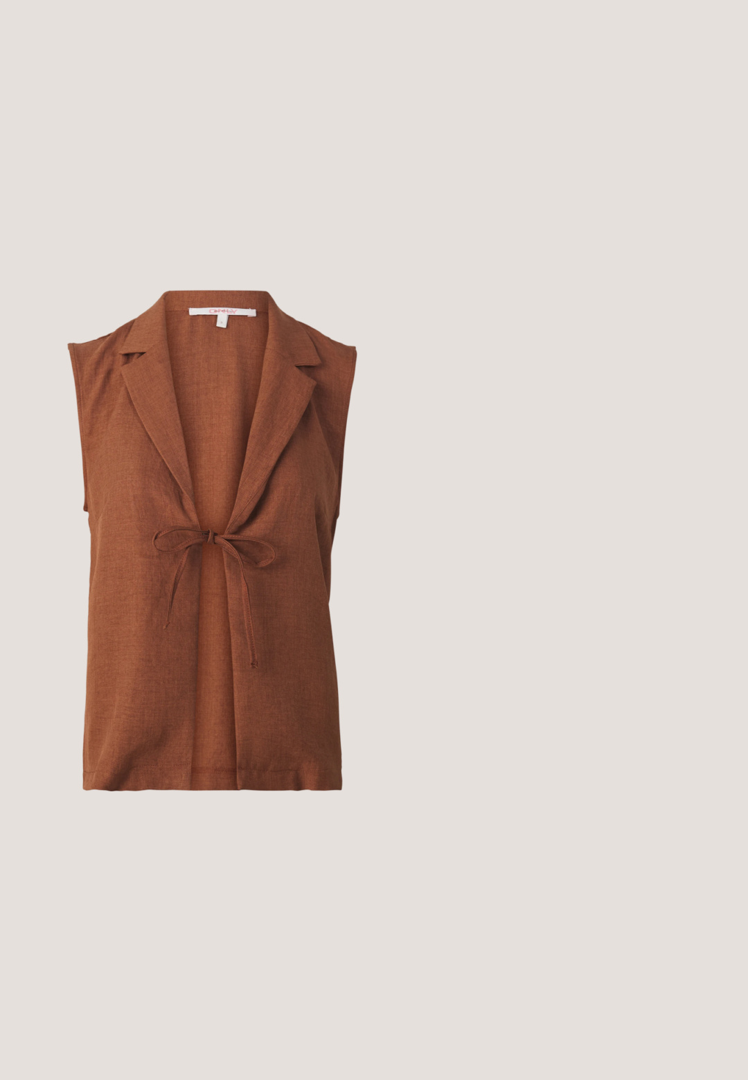 Braune ärmellose Bluse mit kragenförmigem Ausschnitt, vorderer Schleifenverschlus und einem strukturierten Leinenstoff. Einfaches und tailliertes Design.; Weiße Bluse mit kurzen Ärmeln und schwarzer floraler Stickerei an den Ärmeln, dem Ausschnitt und dem Saum, mit einer Bindeschnur vorne, die zwei schwarze Quasten hat.; Braune Shorts mit elastischem Bund, Kordelzug und hellblauem, besticktem Blumenmuster am gewellten Saum.; Brauner Wildleder-Cowboystiefel mit dekorativer Naht, spitzer Schuhspitze und niedrigem, abgewinkeltem Absatz, präsentiert auf einer Holzbank im Freien.; Braune Wildledertasche mit Klappverschluss, kurzem Griff und verstellbarem Schulterriemen, vor einem schlichten weißen Hintergrund.; Zarte Goldkette mit einem kleinen Wunschknochen-Anhänger, besetzt mit Kristallen, und verstellbarem Verschluss mit einem kleinen Herzanhänger.
