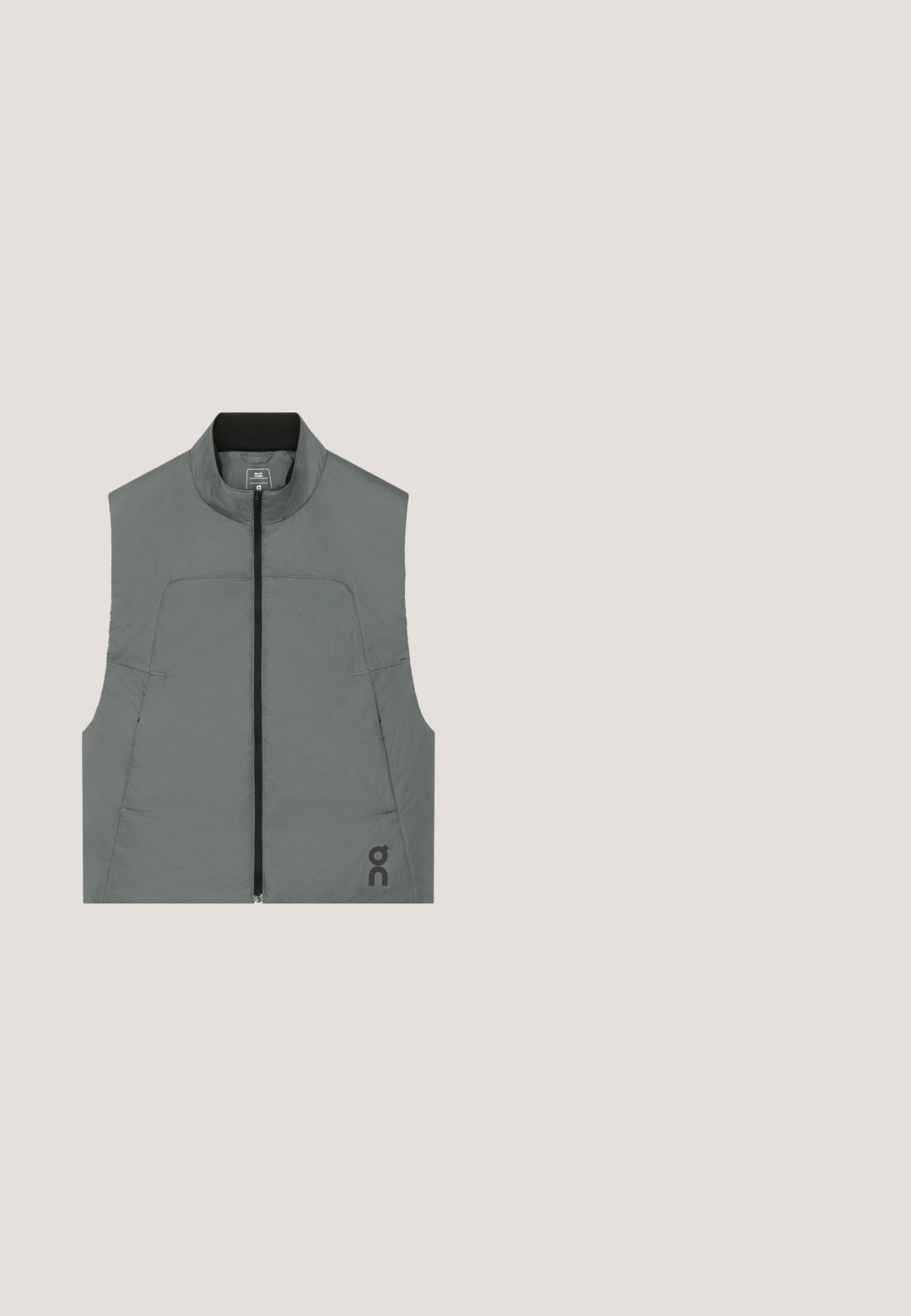 Grå ærmeløs vest med lynlås foran, høj krave og lille sort logo nederst til venstre.; Lysegrøn ærmeløs Nike løbetop med gul grafisk tekst "DISTANT DREAMS" og sort Nike-swoosh foran.; Blågrønne atletikshorts med elastisk linning, sorte sidepaneler og et reflekterende Nike-swoosh på det nederste højre ben.; Neongrøn og blå løbesko med sort swoosh, i luften over fodgængerfelt på asfaltvej.; Solbriller med sort stel, blå spejlglas og gule accenter på stængerne og næsefligene, vinklet for at vise for- og sidelys.; Sort duffeltaske med en struktureret overflade, justerbar skulderrem, dobbelt håndtag, sidelommer med lynlås og et logo på den ene side.