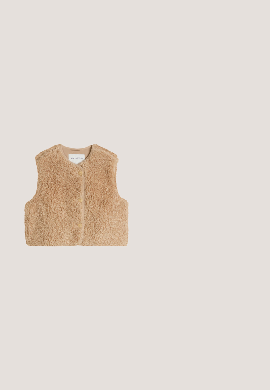 Beige mouwloos faux shearling-vest met drie knopen aan de voorkant en een ronde halslijn, met label Marc O'Polo binnenin.; Crèmekleurige kabelgebreide trui met kraag, diepe V-hals, lange mouwen en een klein geborduurd teddybeertje op de borst.; Witte langemouwen top met een hoge halslijn, voorzien van drie decoratieve zwarte knopen op de linkerschouder, gemaakt van zachte, rekbare stof.; Bruine brede broekspijpen van corduroy met een gestructureerde afwerking, voorzien van een knoop- en ritssluiting en twee steekzakken aan de voorkant.; Bruine suède enkellaars met een decoratieve crèmekleurige stiksel langs de bovenrand en een metalen logo-detail aan de buitenkant. Platte zool.; Beige neplederen handtas met bruine leren details, ronde handvatten aan de bovenkant, een afneembare schouderriem en een goudgeëmbosseerde logo-plaat.