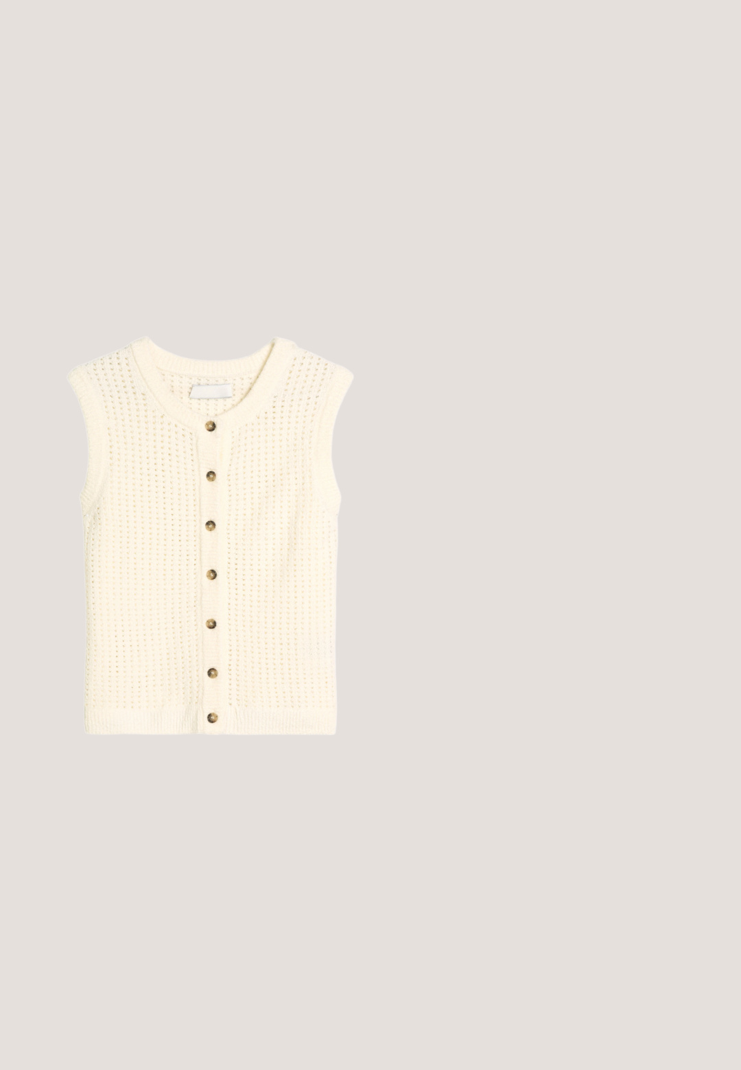 Gilet en tricot sans manches couleur crème avec motif texturé et une rangée de sept boutons ronds marron sur le devant.; Blouse blanche à manches courtes avec col en V profond, taille élastique et ourlet à basque, posée à plat sur un fond blanc.; Shorts en lin blanc avec des plis, une fermeture à bouton et des poches latérales. Présente une coupe ajustée et une texture lisse.; Escarpin noir à bride arrière avec bout pointu, présentant une surface texturée et un talon bloc épais. Posé sur un fond métallique brillant.; Zign Cabas - light brown; Bracelet avec petites perles bleues, perles blanches irrégulières, perles intercalaires dorées et chaîne réglable avec fermoir mousqueton doré.