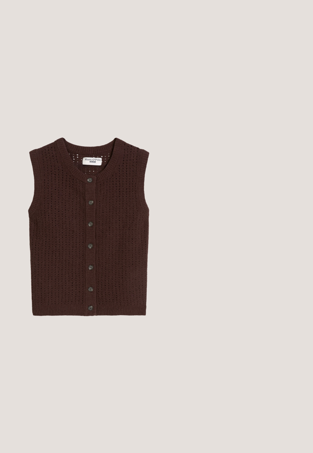 Cardigan en tricot marron sans manches avec col rond et fermeture par boutons sur le devant, présentant un petit motif œillet sur toute la surface.; Veste courte en tissu texturé marron, avec un col rond, des manches longues, deux poches poitrine et des fermetures à bouton doré.; Blouse blanche à col montant, fermeture à boutons, devant texturé et manches bouffantes avec tissu plissé et poignets élastiques.; Jupe plissée mi-longue avec motif pied-de-poule noir et blanc, taille haute et tissu structuré.; Chaussure habillée homme en cuir marron bicolore avec détails brogue, fermeture à lacets et semelle noire, vue de profil sur fond blanc.; Sac crossbody en cuir brun avec une fermeture rabat, doté d'un emblème doré, de plusieurs compartiments et d'une longue sangle réglable.